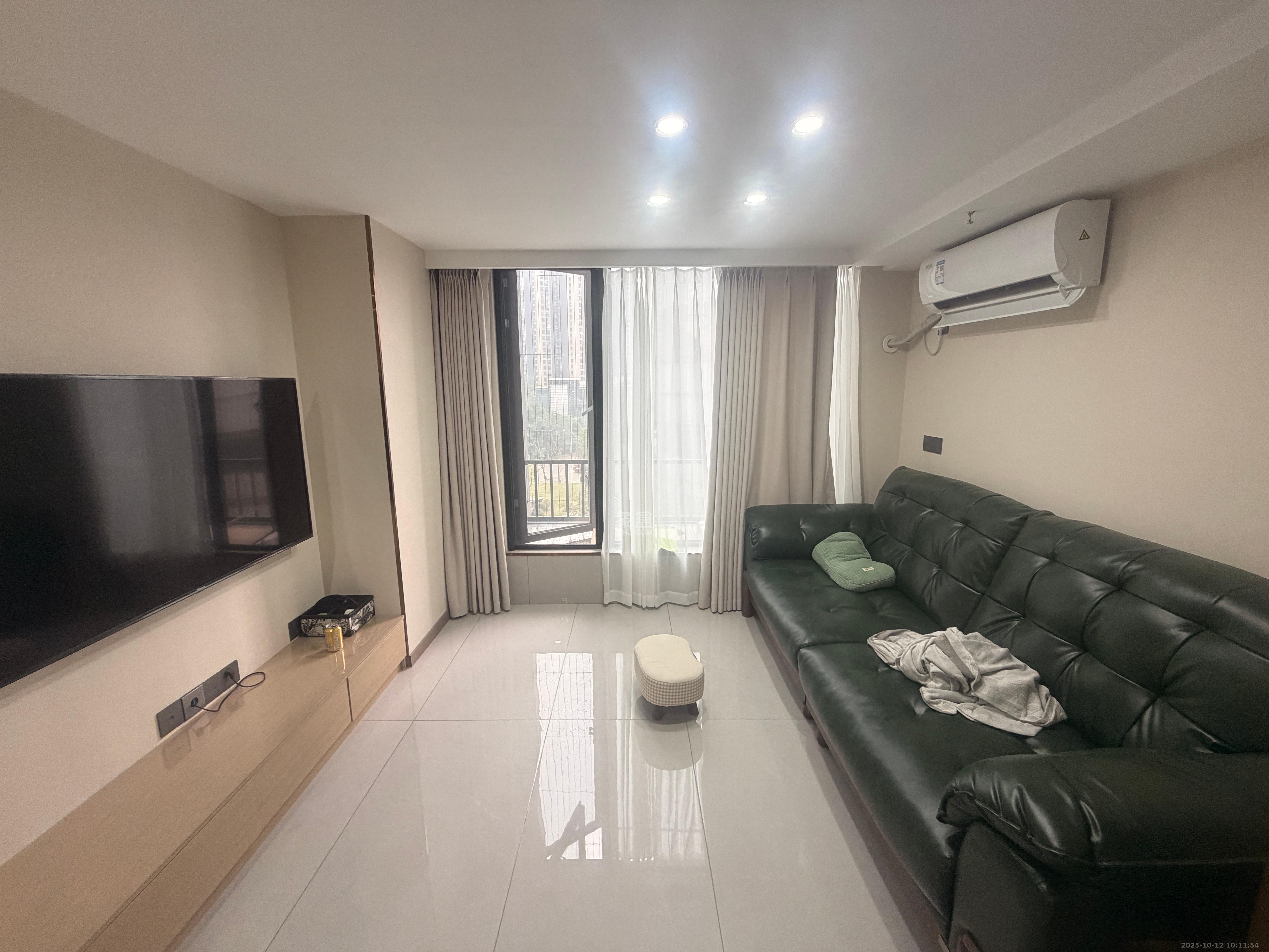 力高凤凰新天  2室2厅1卫    2400.0元/月室内图1