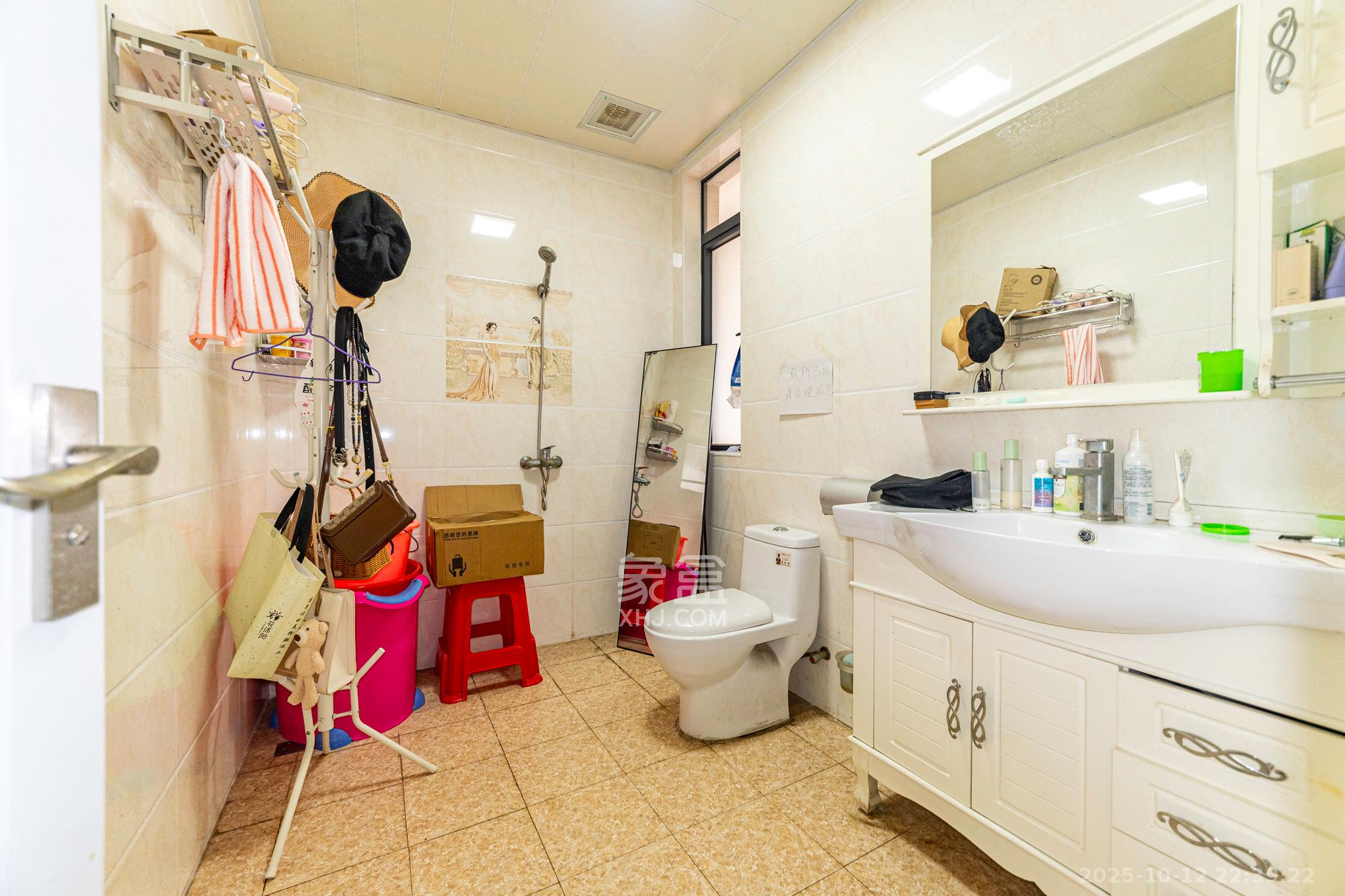 鹏基诺亚山林  4室2厅2卫    96.0万卫生间