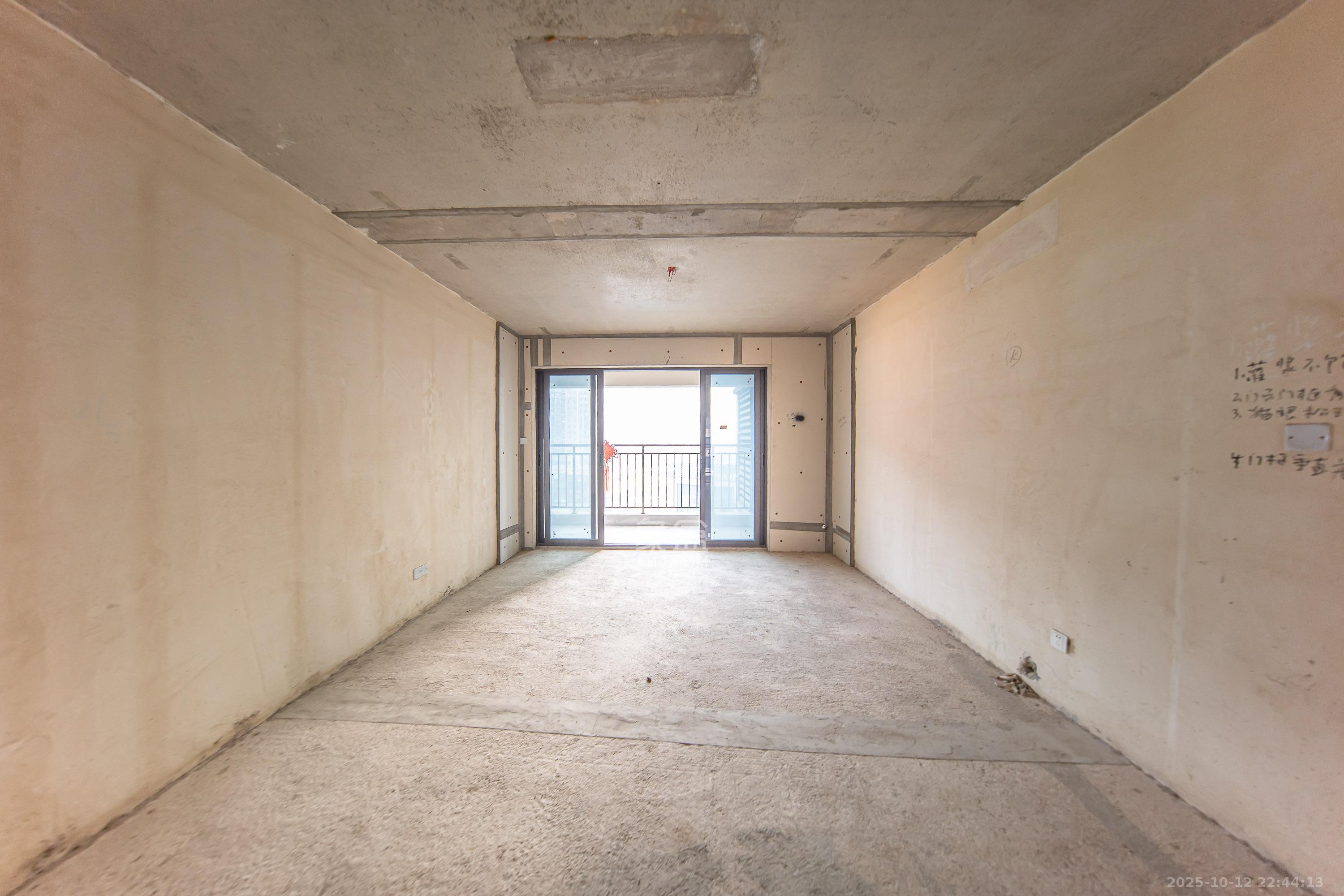 城发恒伟星雅韵(恒伟星辉苑) 4室2厅2卫 170.0万 城发恒伟星雅韵(恒伟星辉苑) 4室2厅2卫 170.0万客厅