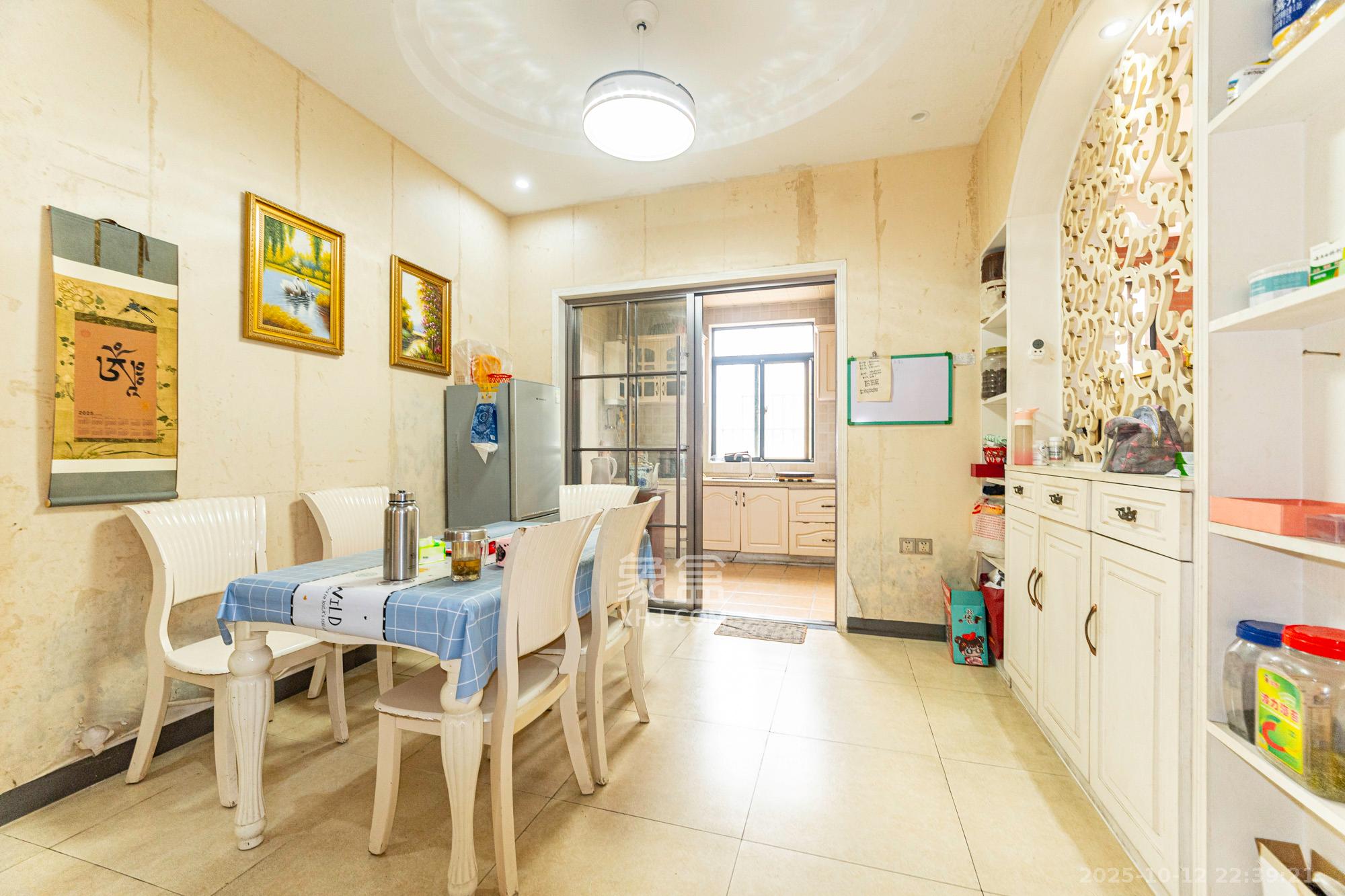 鹏基诺亚山林  4室2厅2卫    96.0万客厅