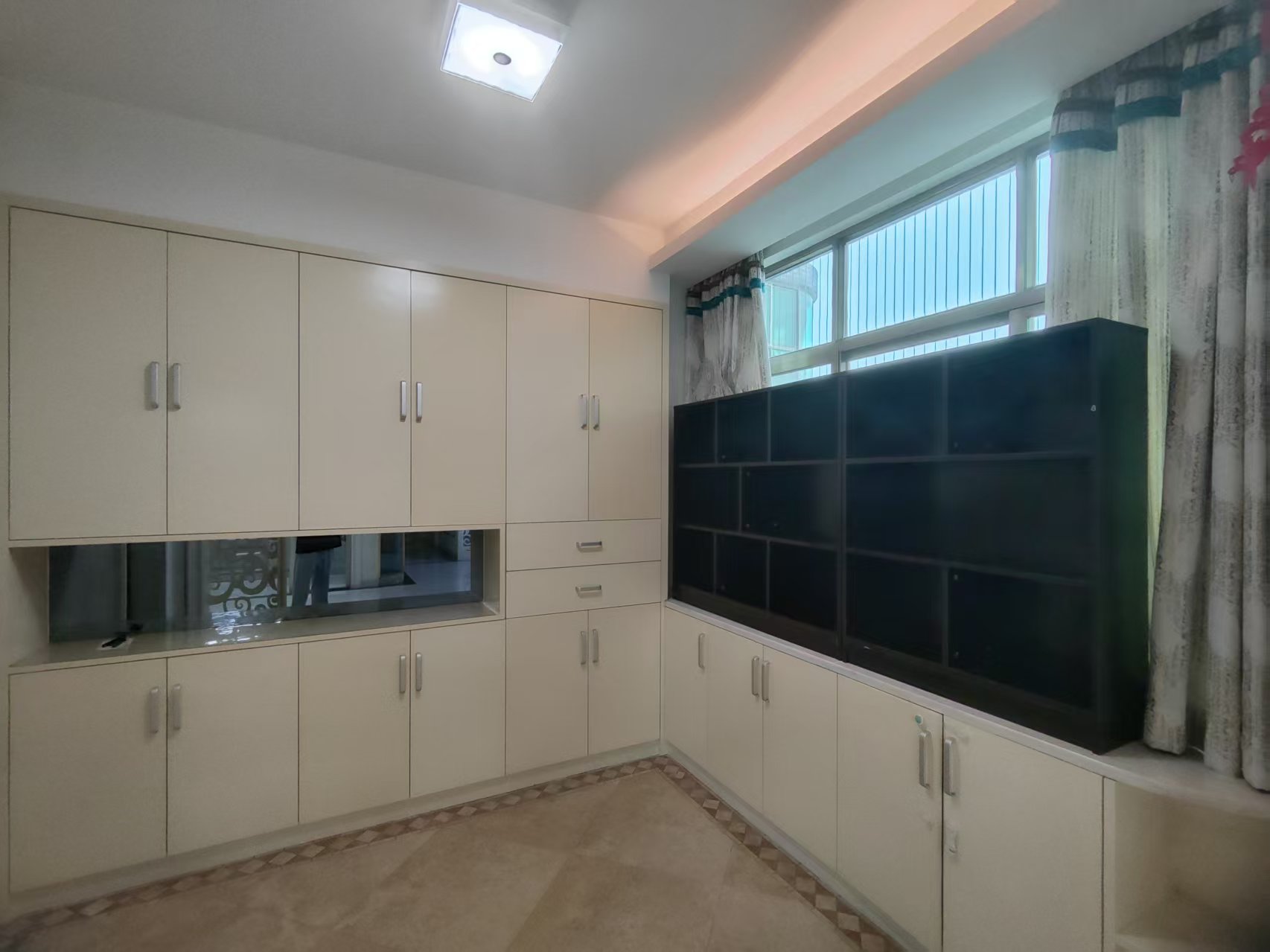 华苑阁  4室2厅2卫    2500.0元/月室内图