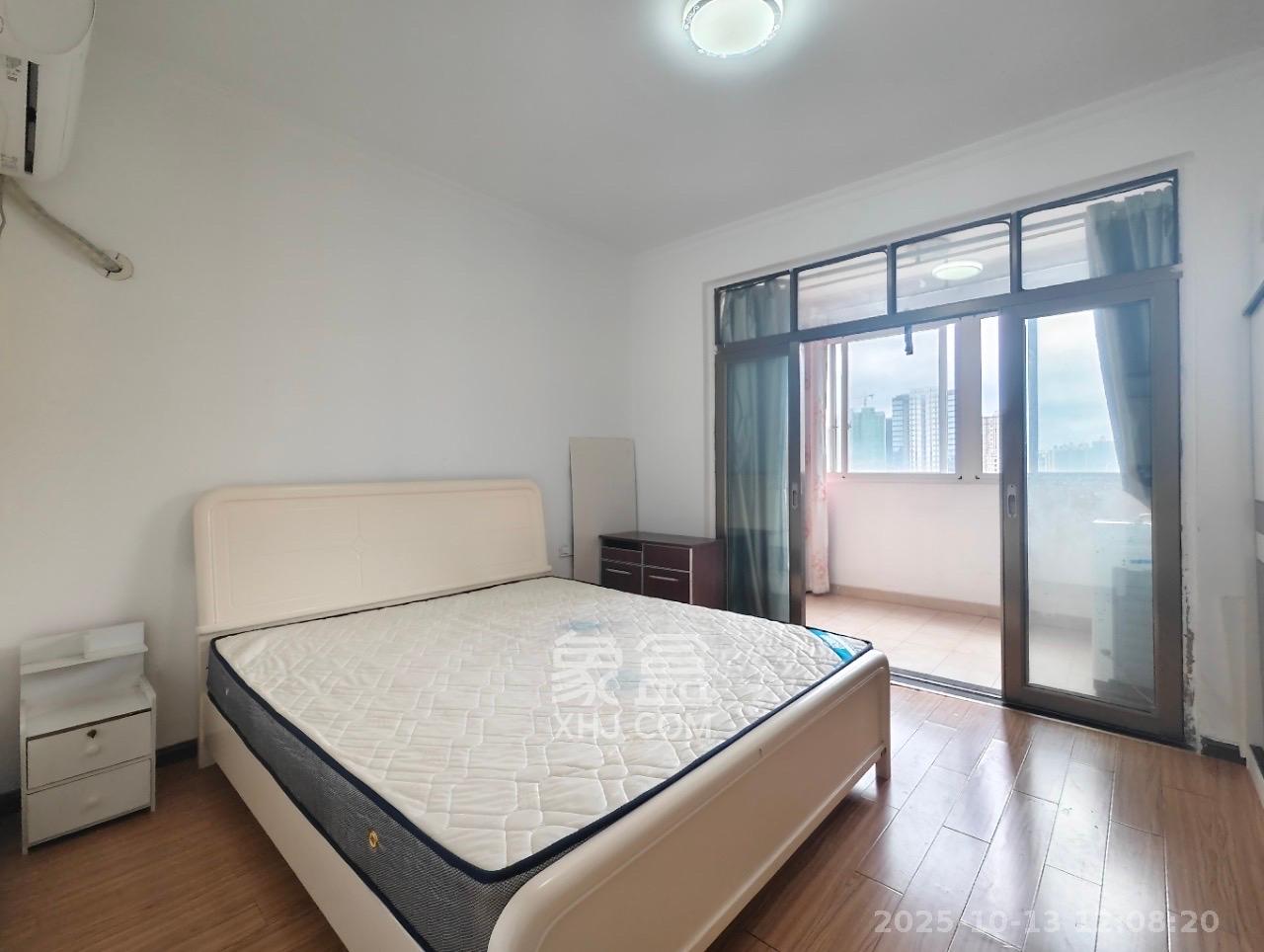 月亮湾草莓街区一、二期  3室2厅1卫    1800.0元/月室内图