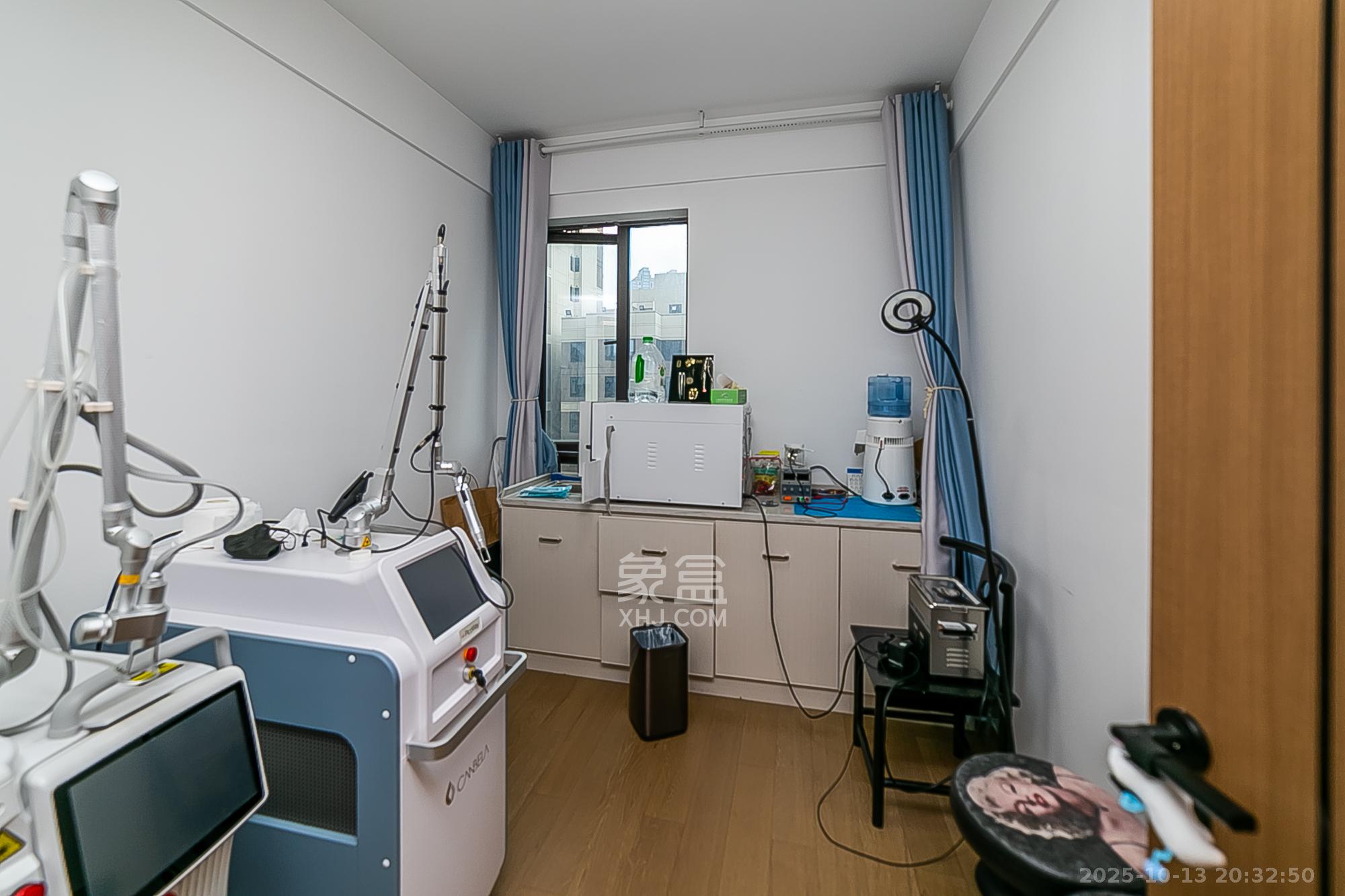 卓越江岸  4室2厅2卫    200.0万卧室