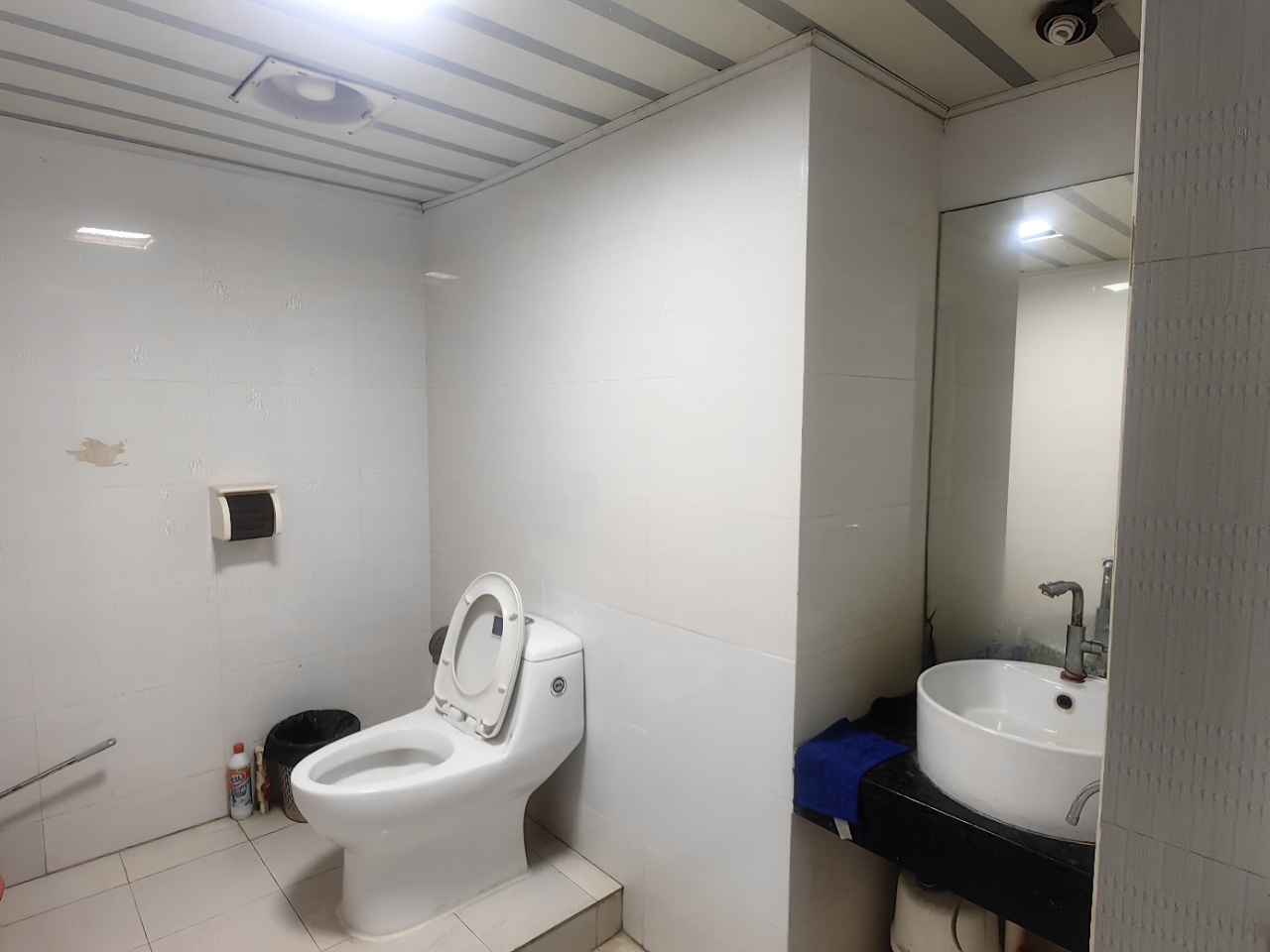 海涯大厦 1室2厅1卫 4200.0元/月 海涯大厦 1室2厅1卫 4200.0元/月室内图