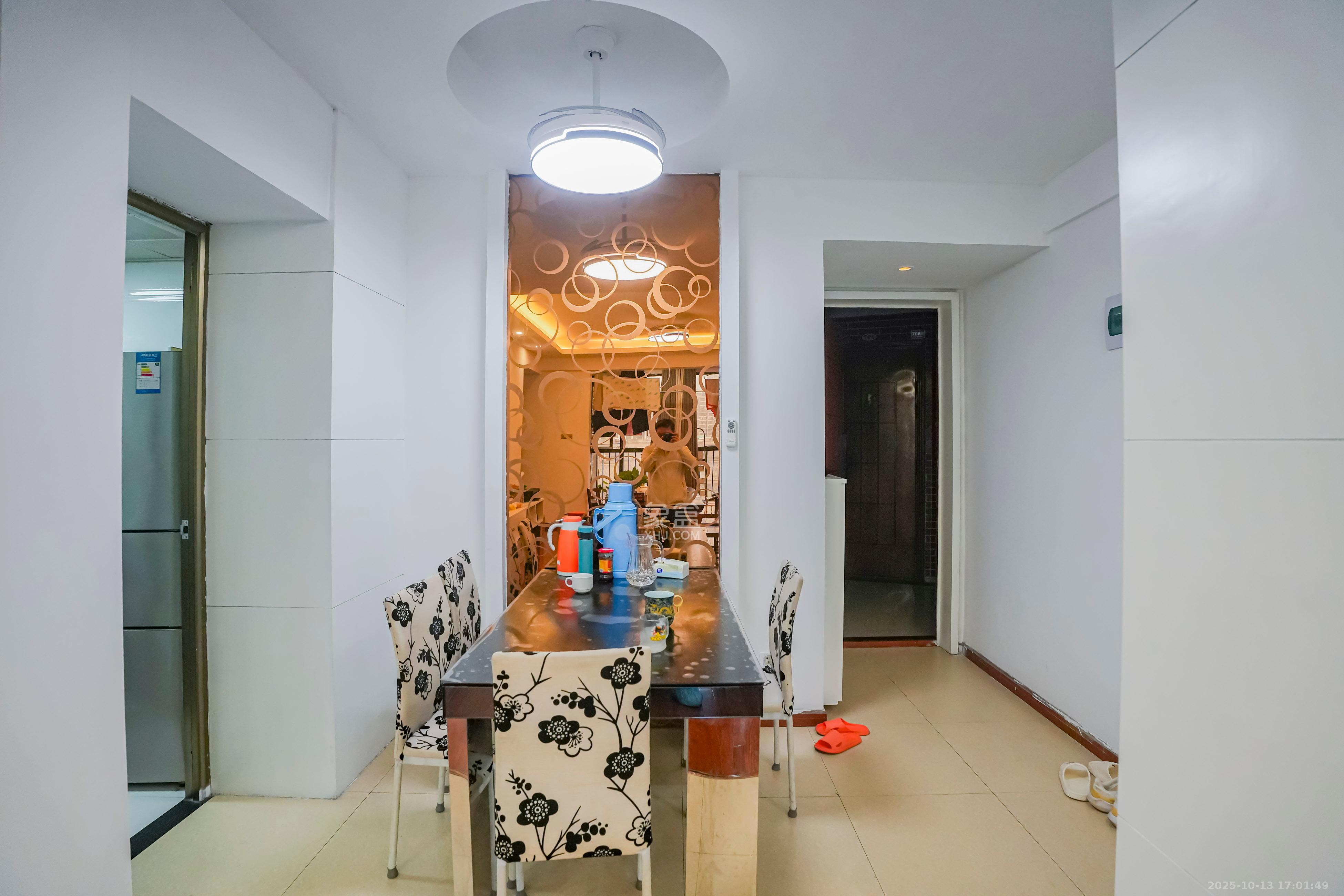 金土地第一湾  2室2厅1卫    72.0万客厅