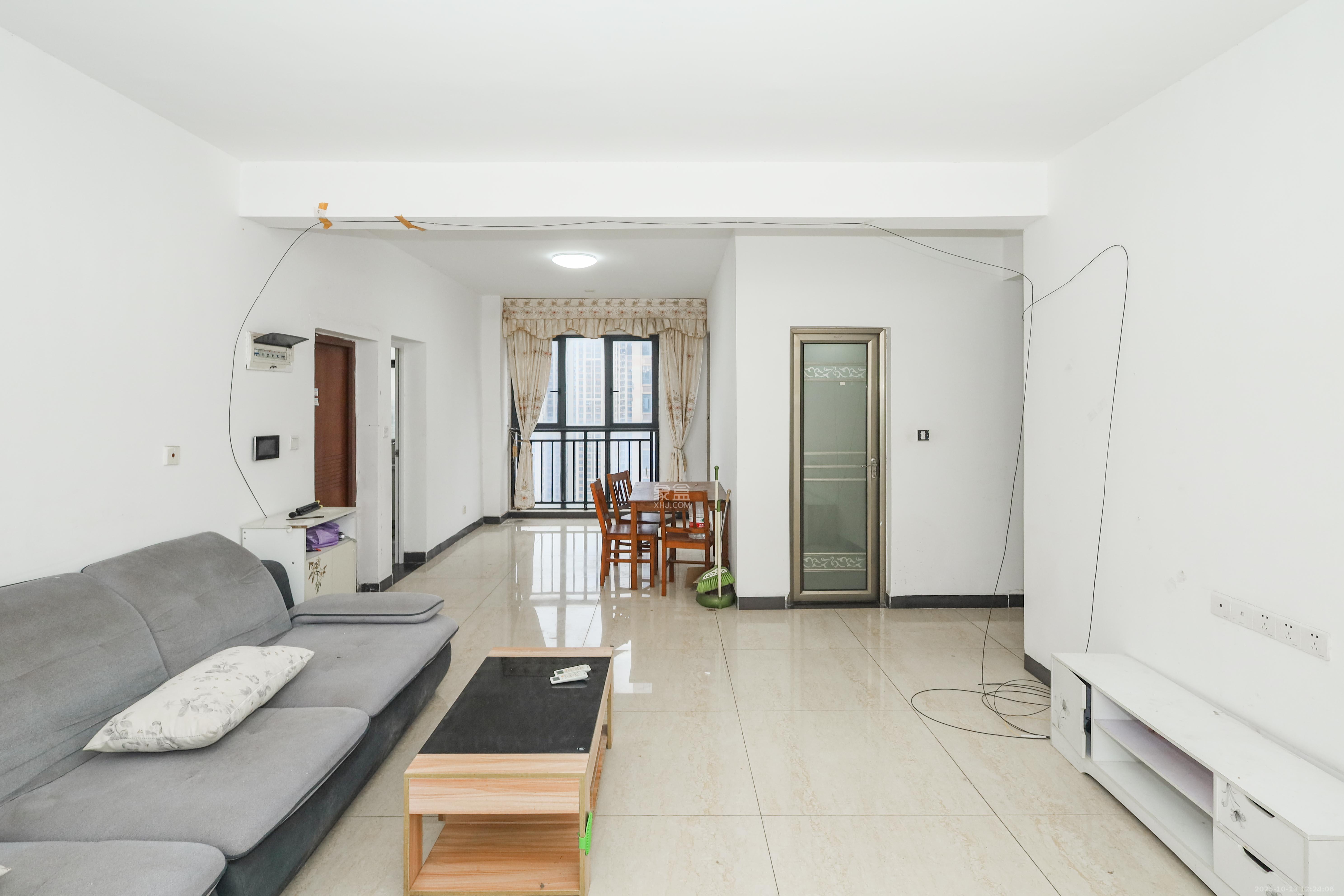 天元涉外景园C区  3室2厅2卫    83.5万客厅