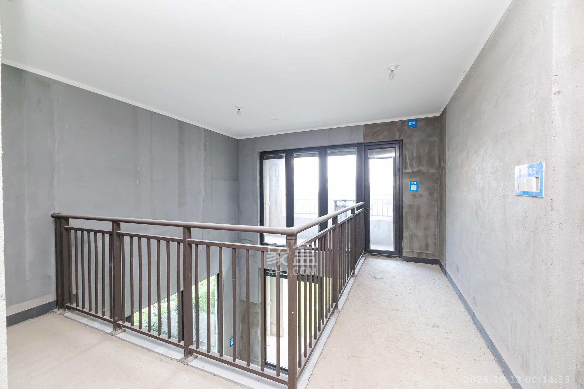 时代建发和著  4室2厅3卫    450.0万客厅