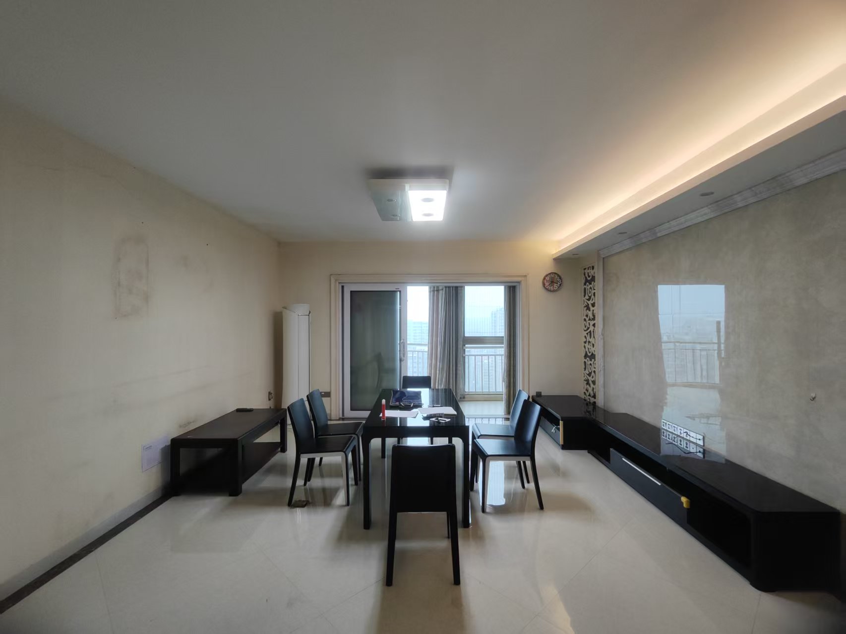 华苑阁  4室2厅2卫    2500.0元/月室内图