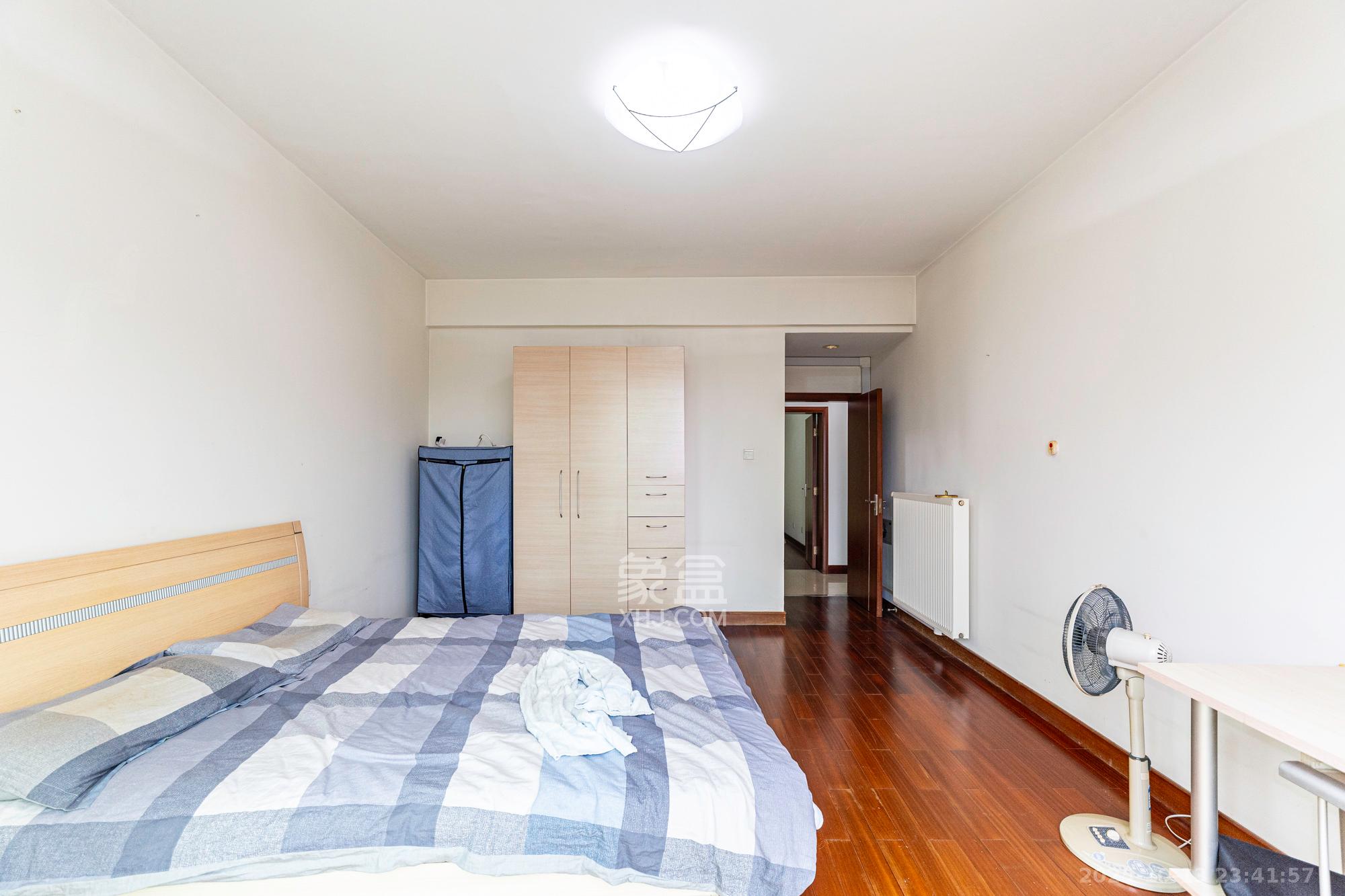 圣爵菲斯  4室2厅2卫    98.0万卧室