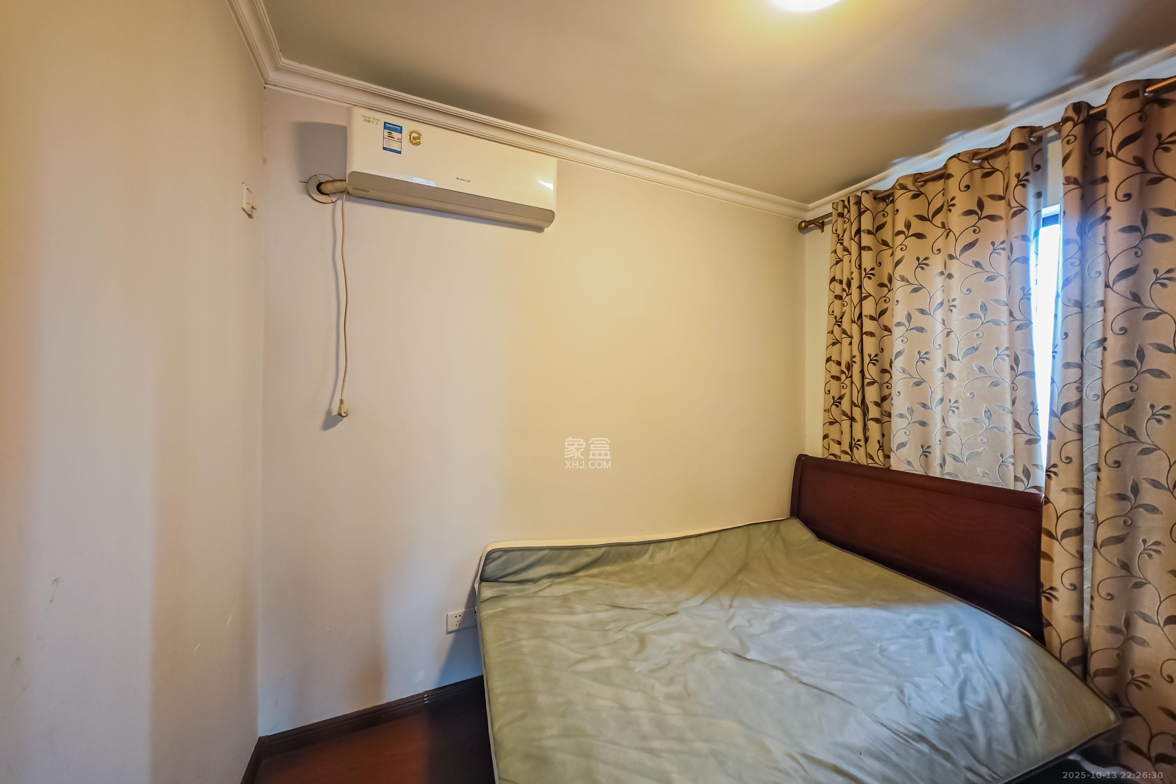 万科金域华府三四期  1室2厅1卫    75.0万卧室