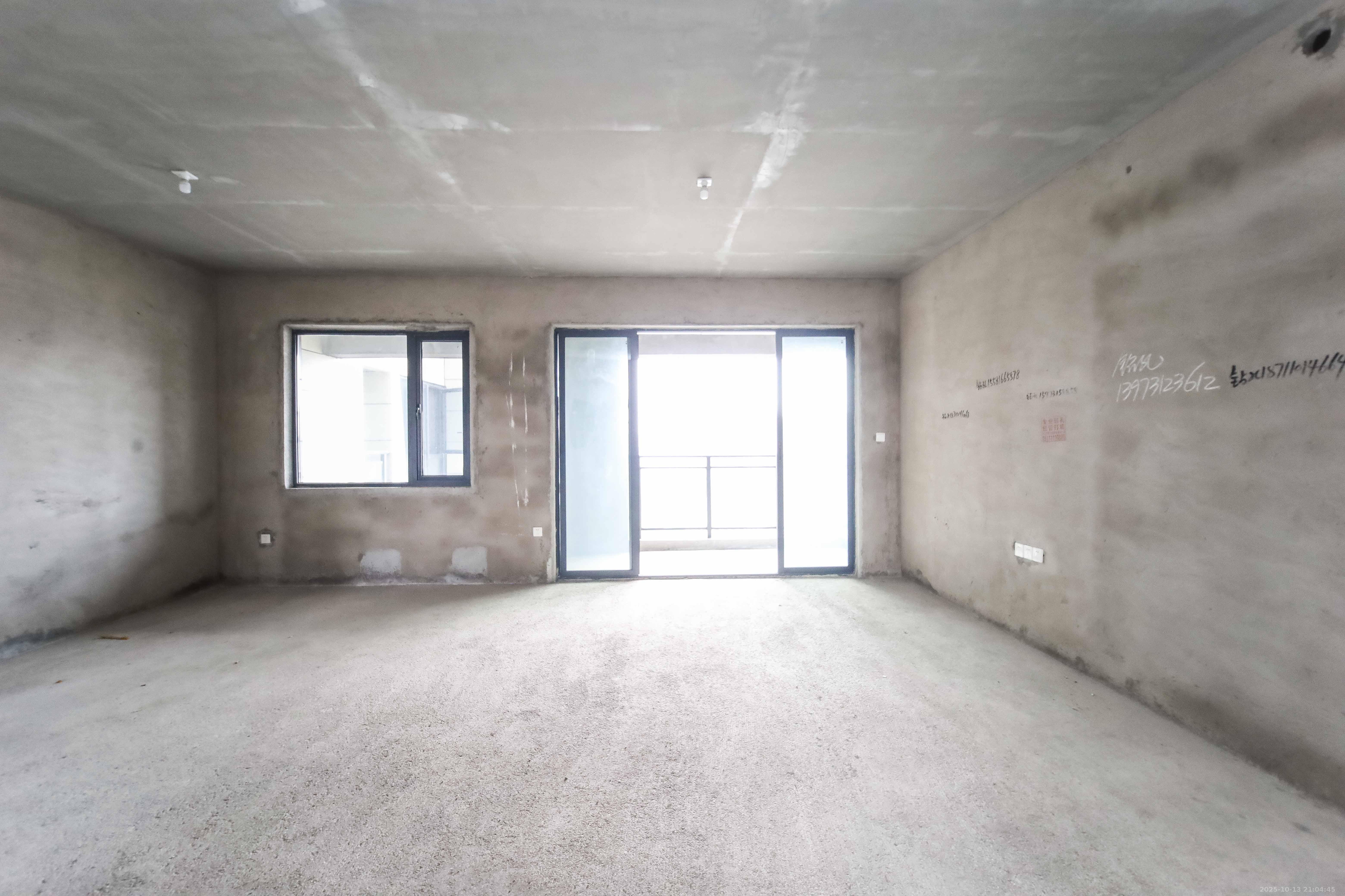 宝能公馆（美联天骄城五期）  4室2厅2卫    180.0万客厅