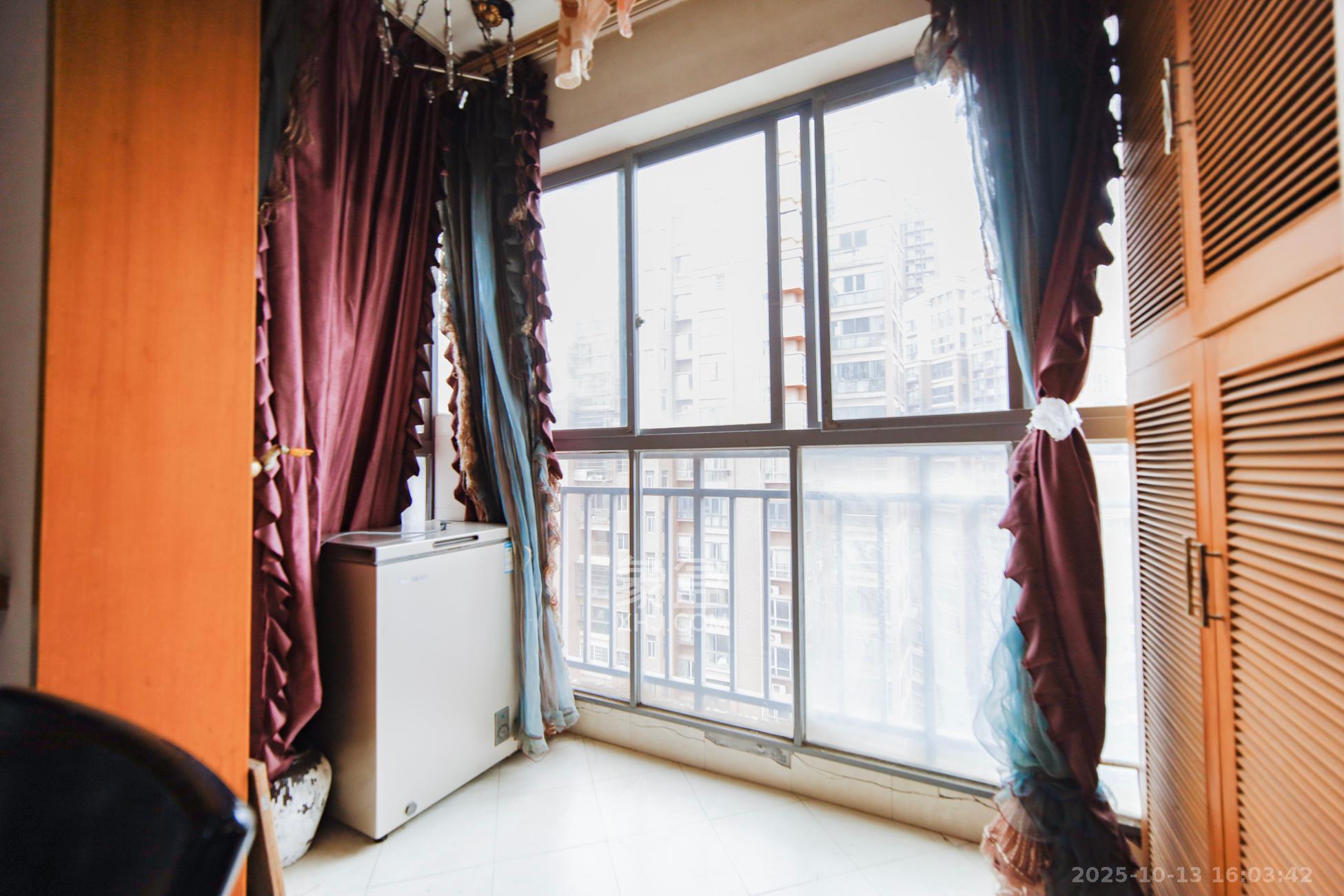 上海城小区  3室1厅2卫    98.0万阳台