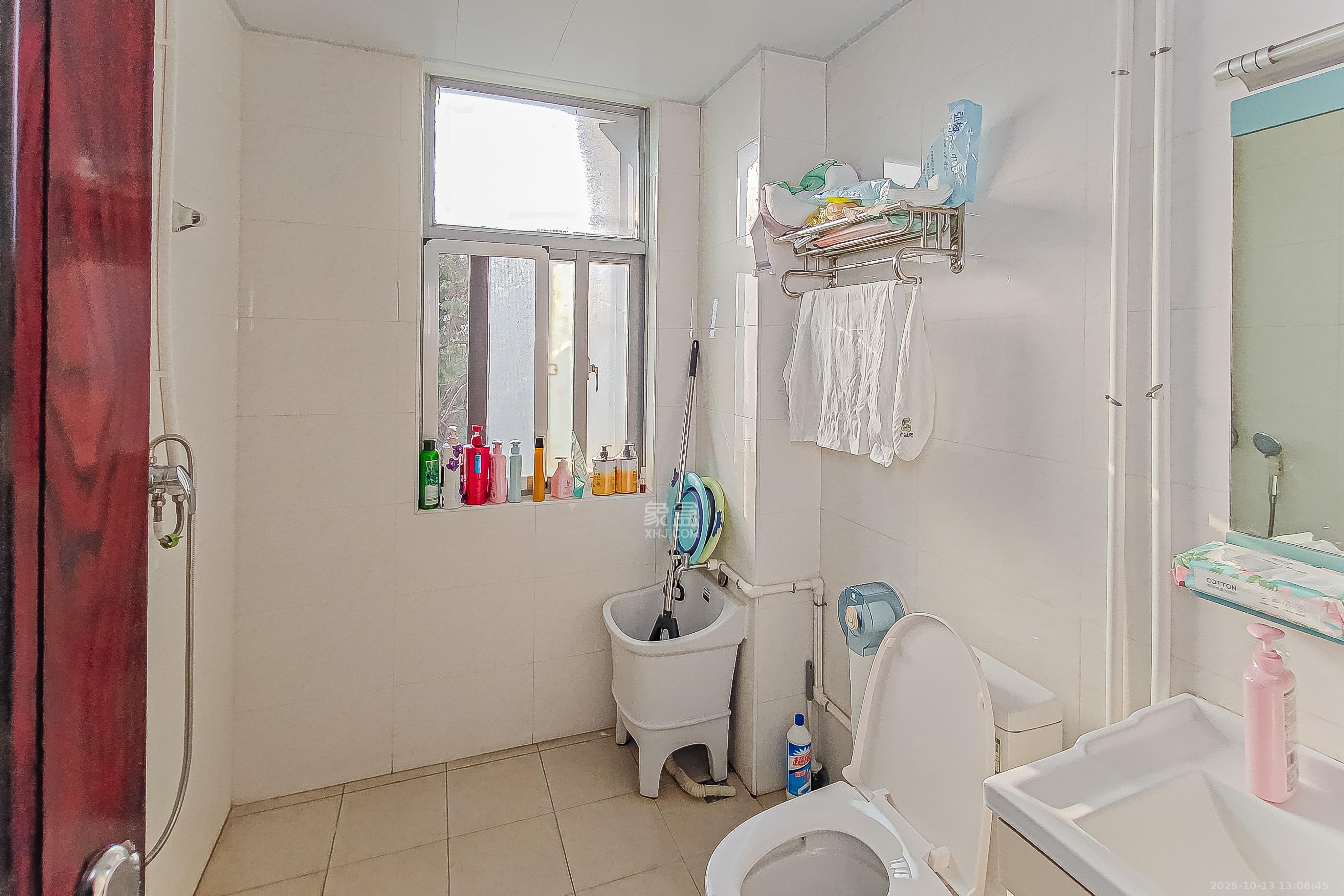 友阿光大大厦  3室2厅2卫    160.0万卫生间