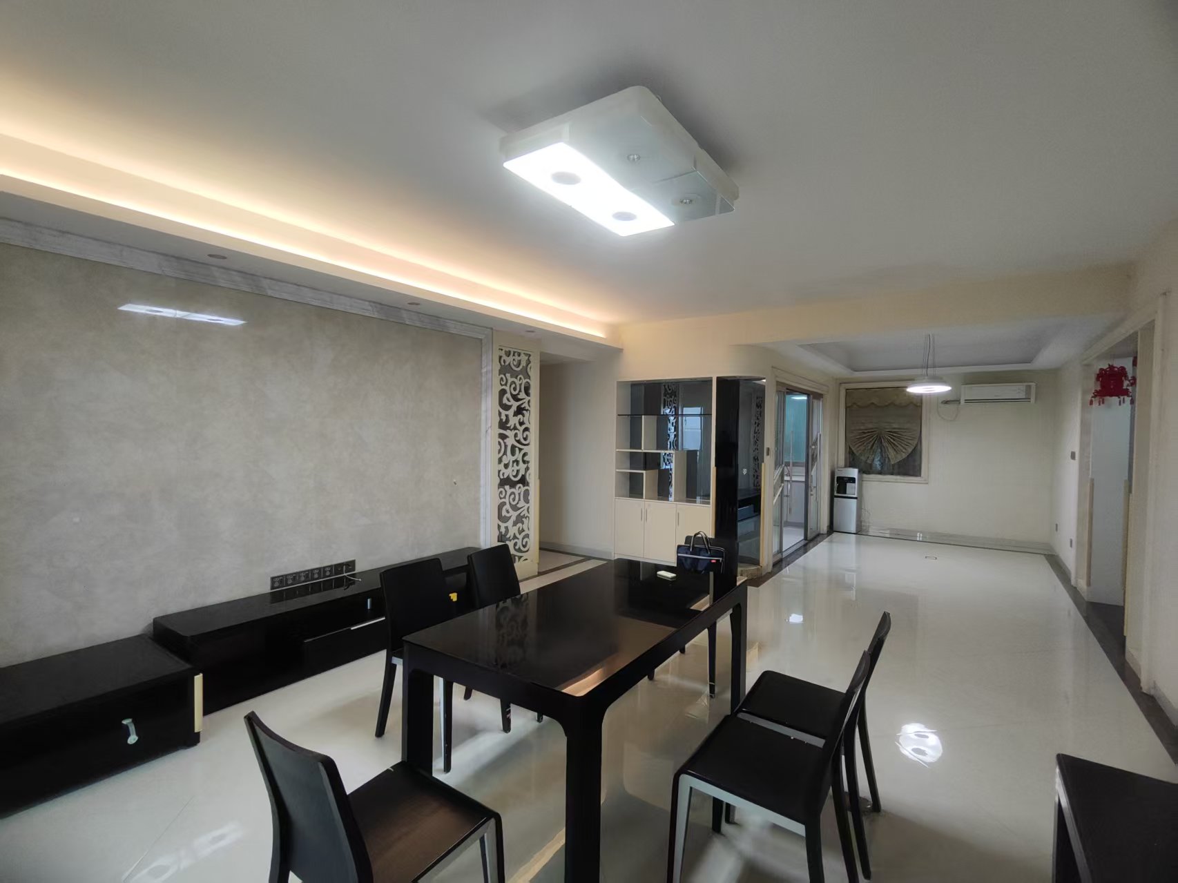 华苑阁  4室2厅2卫    2500.0元/月室内图