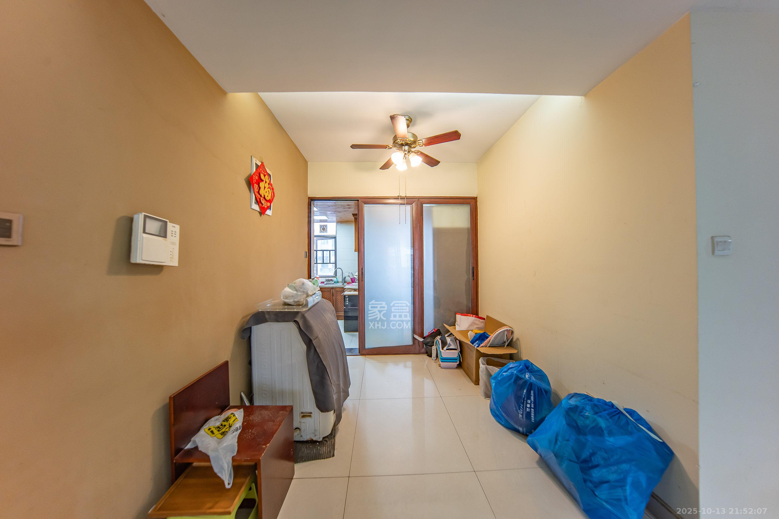 米兰春天 4室2厅1卫 90.0万 米兰春天 4室2厅1卫 90.0万客厅