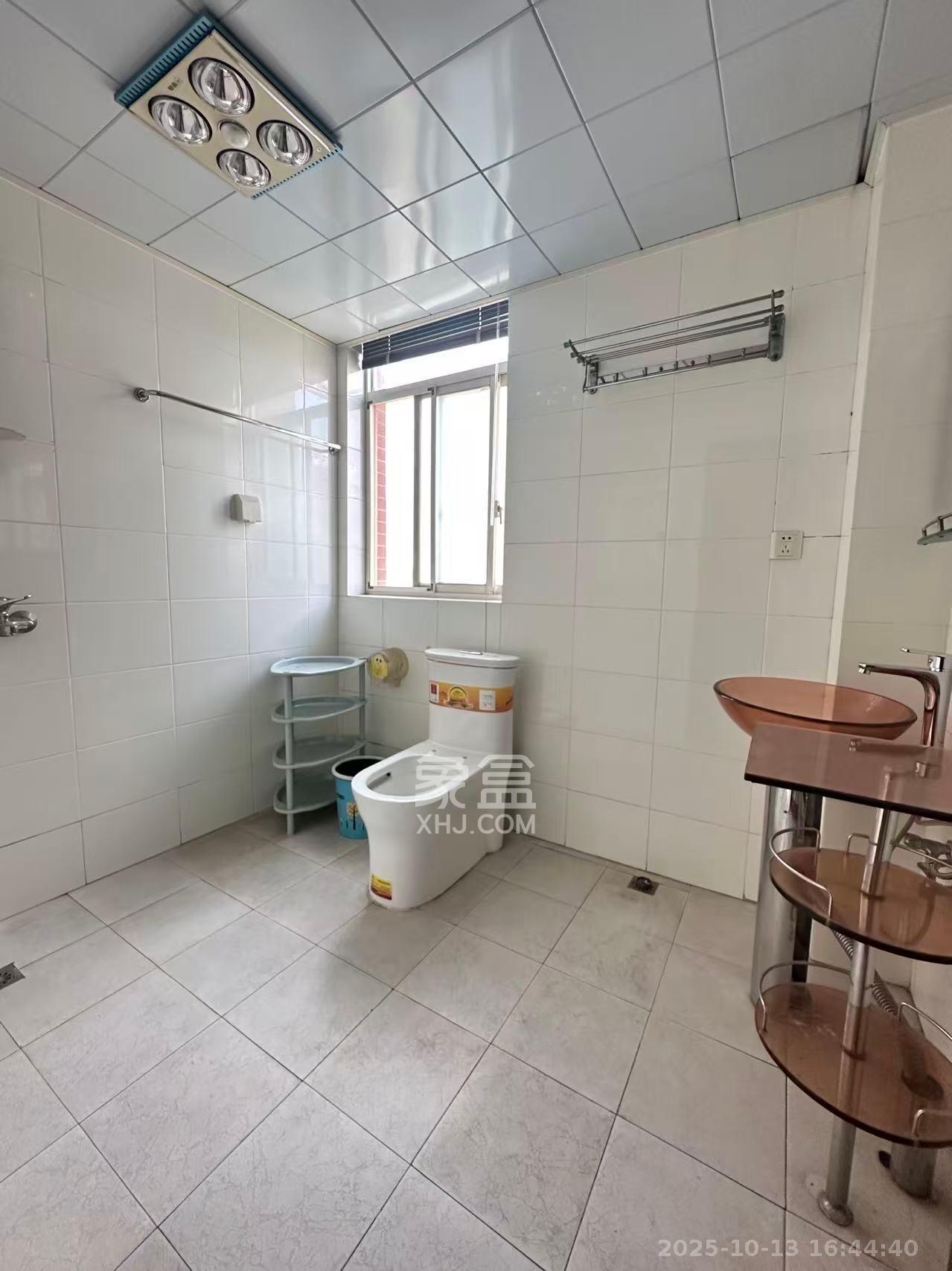 四季美景一、二期  3室2厅2卫    2400.0元/月室内图