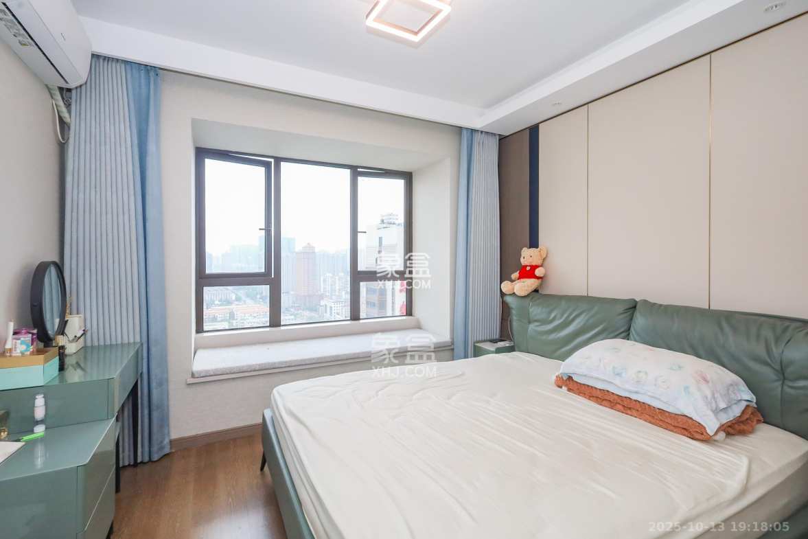 龙湖铂金中心(龙湖春江郦城) 3室2厅2卫 229.0万 龙湖铂金中心(龙湖春江郦城) 3室2厅2卫 229.0万卧室