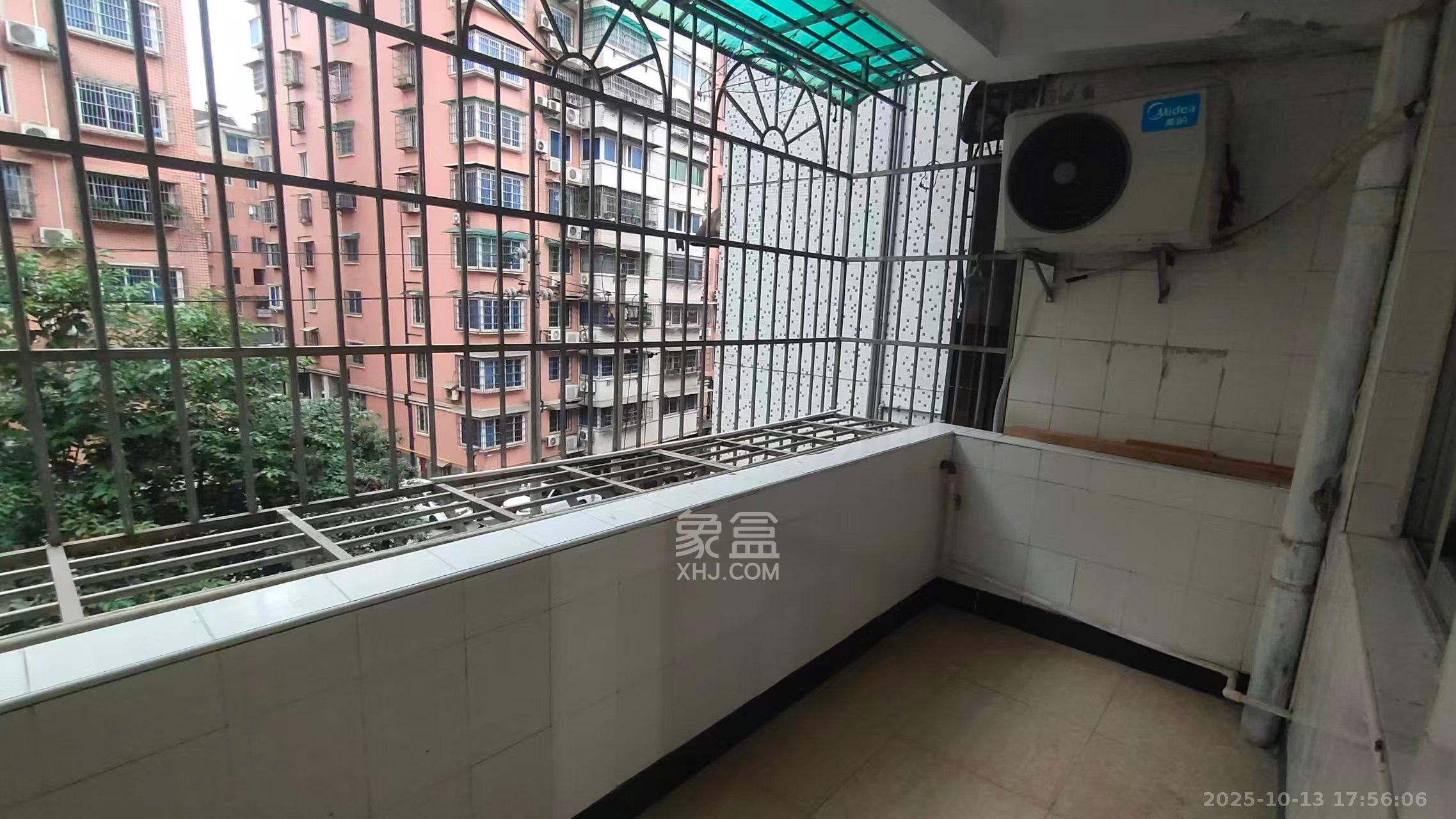 南建公寓  4室2厅1卫    2200.0元/月室内图