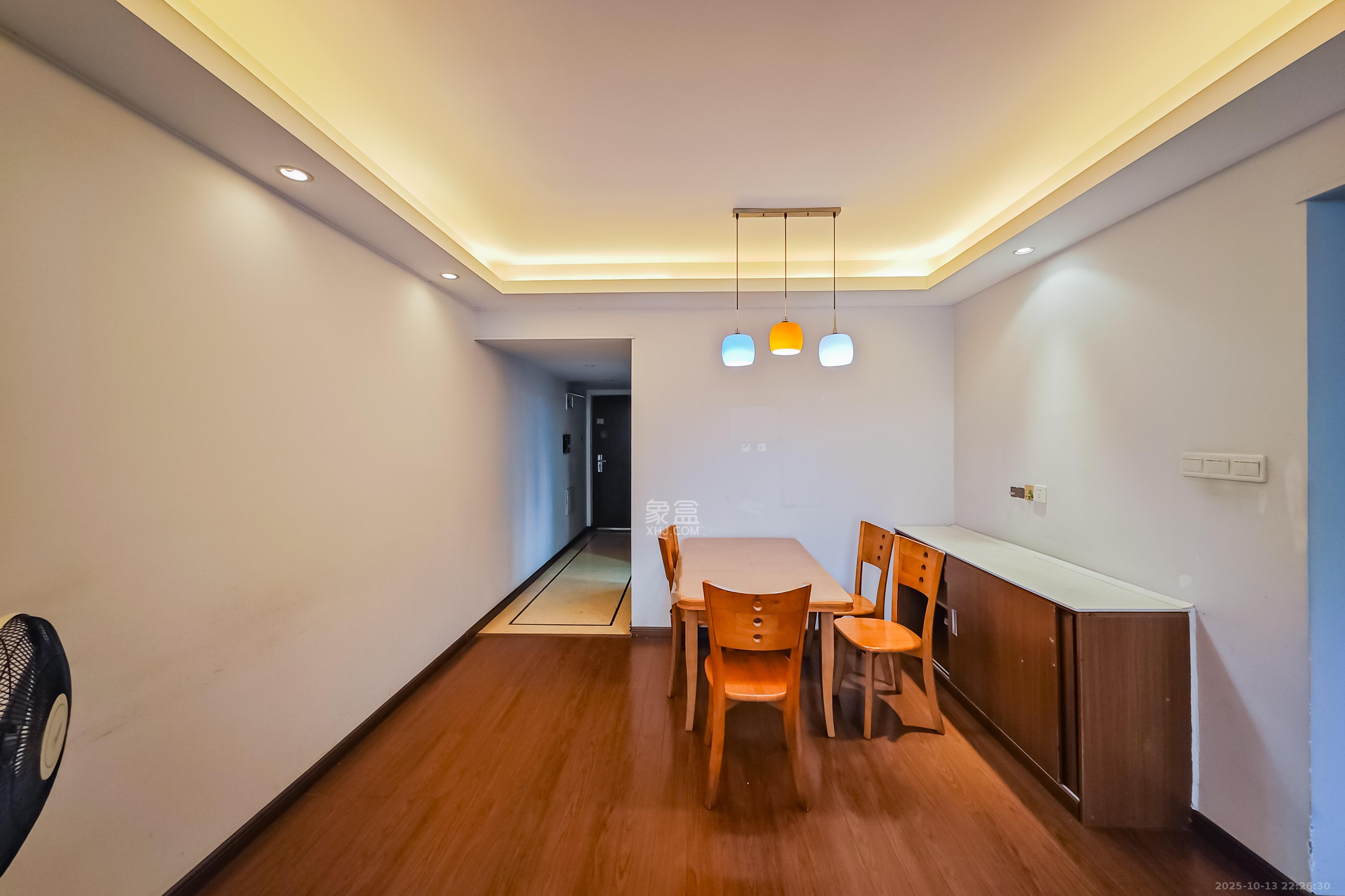 万科金域华府三四期  1室2厅1卫    75.0万客厅