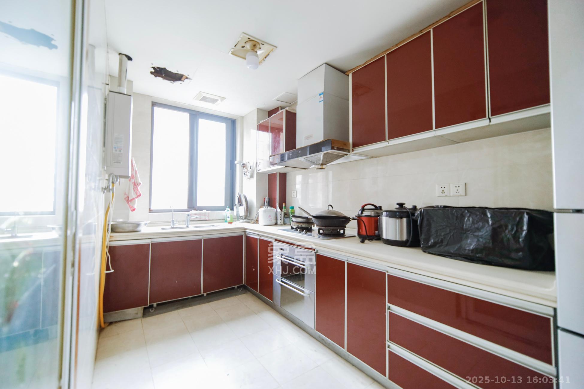 上海城小区  3室1厅2卫    98.0万厨房