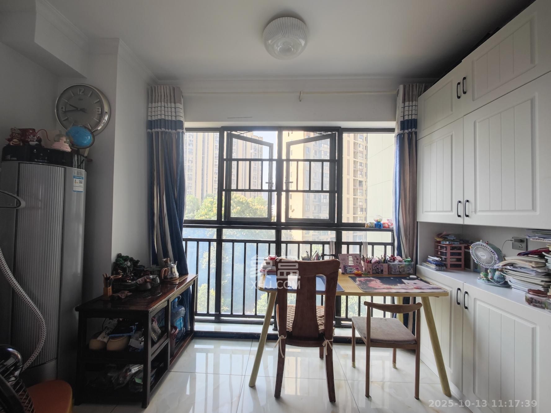 卓越蔚蓝城邦 3室2厅2卫 90.0万 卓越蔚蓝城邦 3室2厅2卫 90.0万阳台