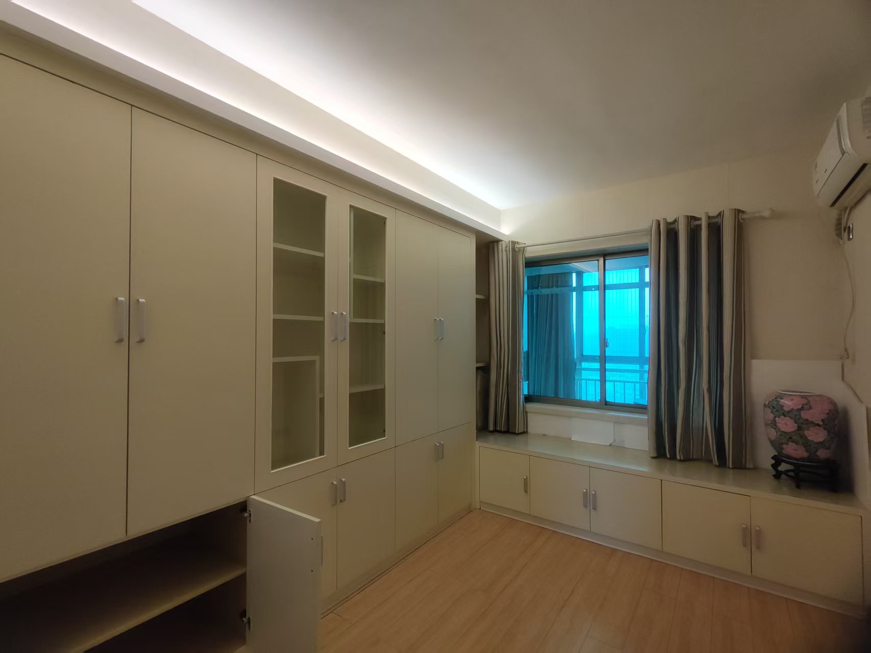 华苑阁  4室2厅2卫    2500.0元/月室内图