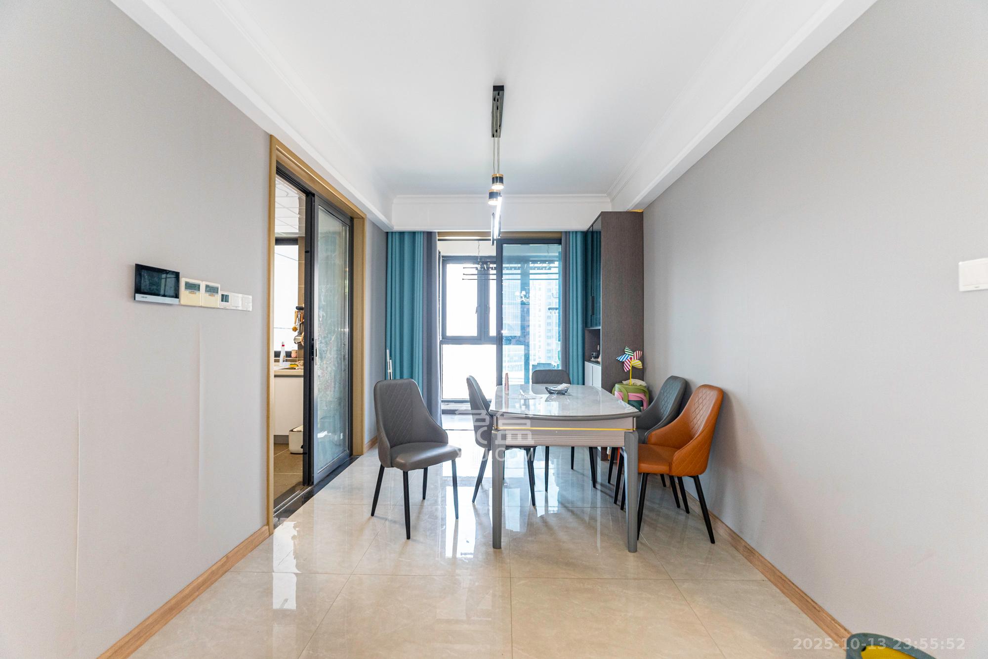 运达锦绣广场  4室2厅2卫    158.8万客厅