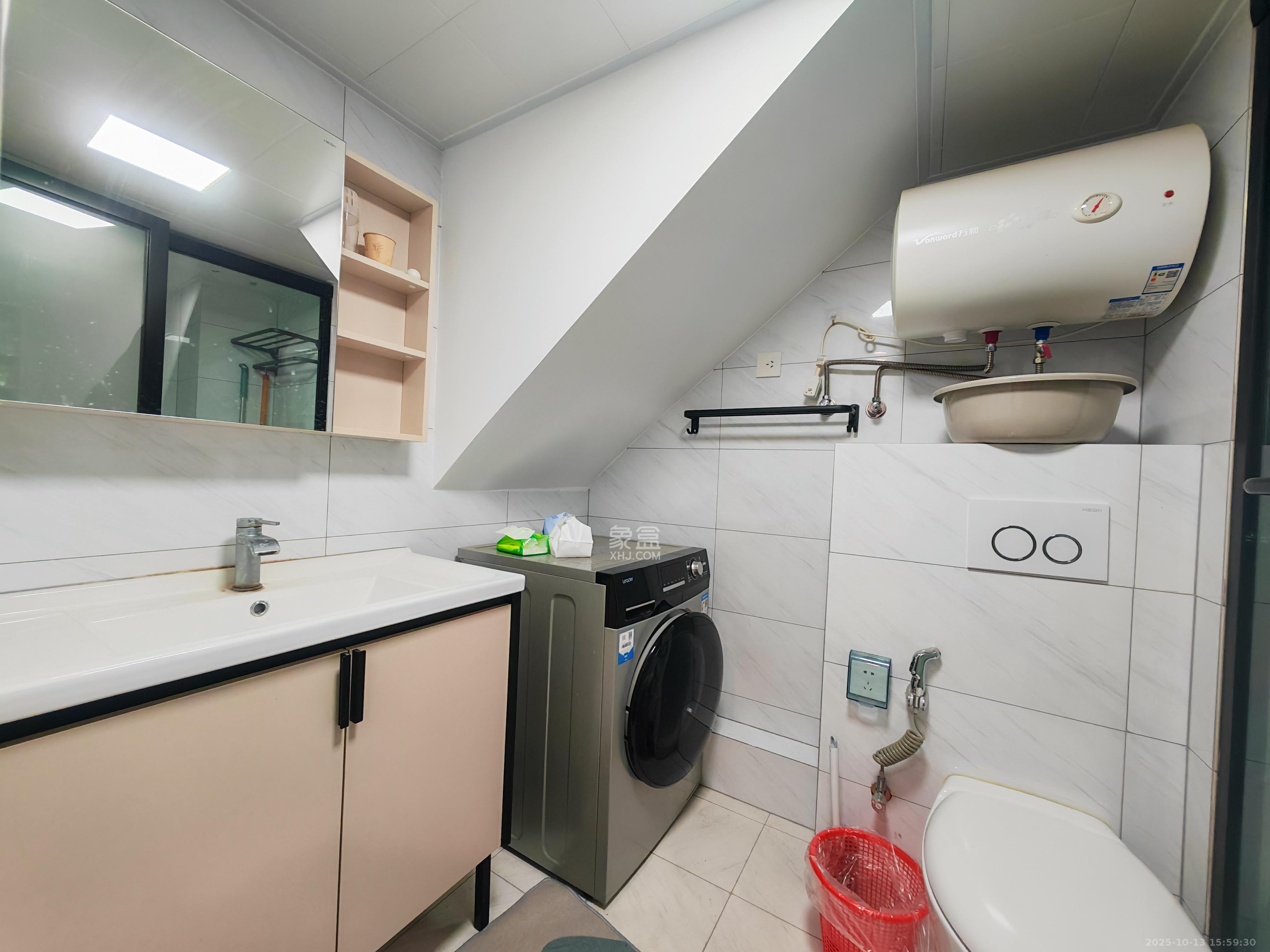 中交广场公寓  2室1厅1卫    2200.0元/月 中交广场公寓  2室1厅1卫    2200.0元/月室内图