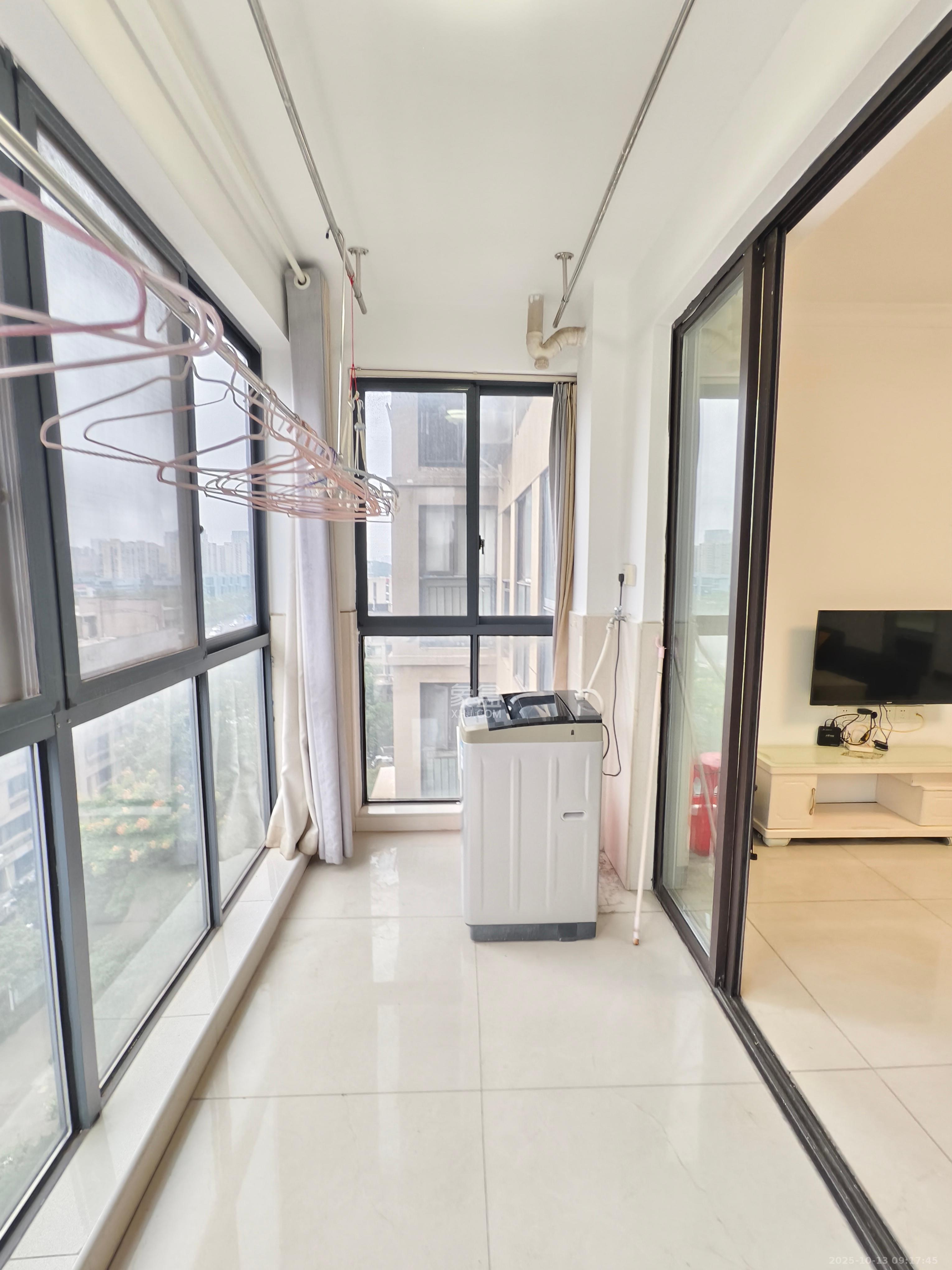 南枫时光 3室2厅1卫 2400.0元/月 南枫时光 3室2厅1卫 2400.0元/月室内图