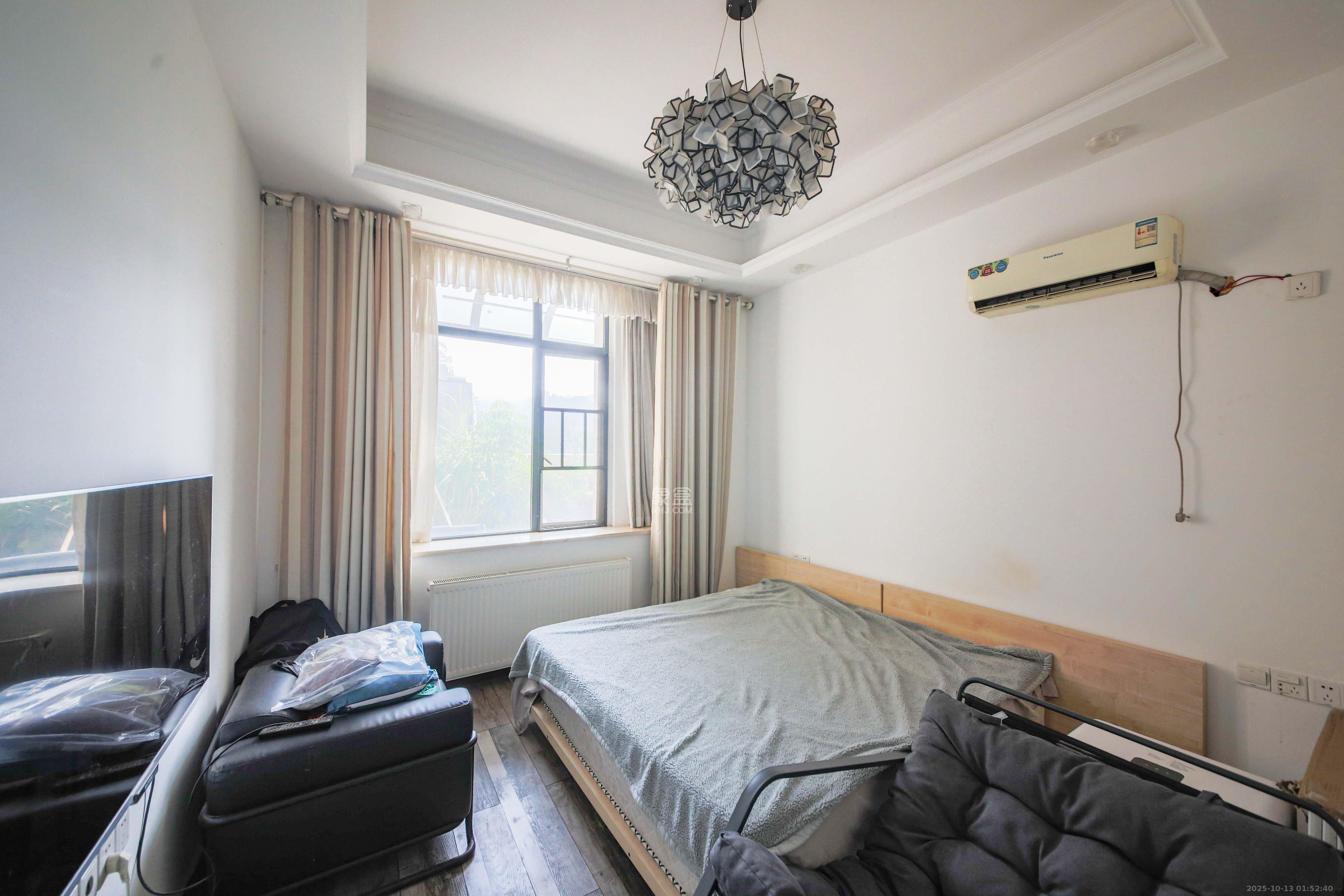 奥林匹克花园  2室1厅1卫    95.0万卧室