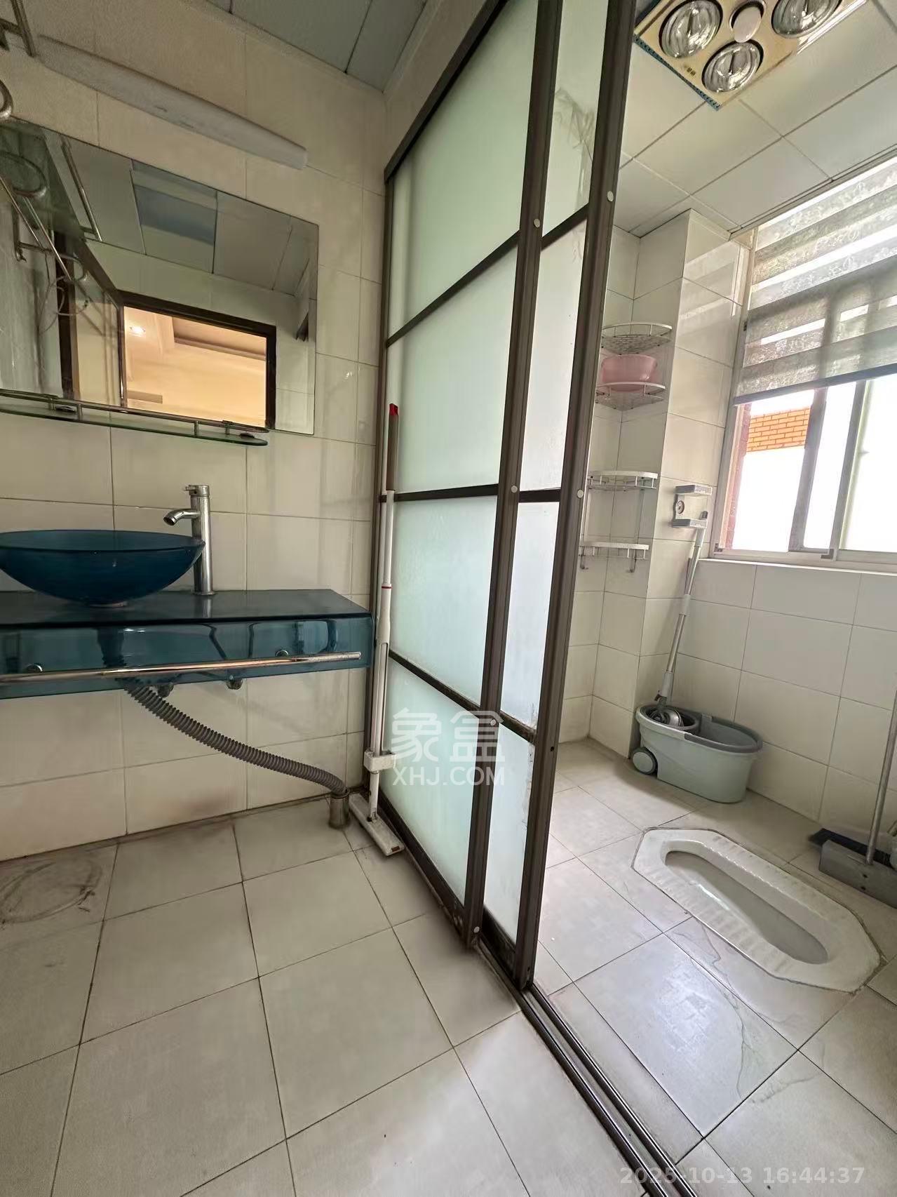 四季美景一、二期  3室2厅2卫    2400.0元/月室内图