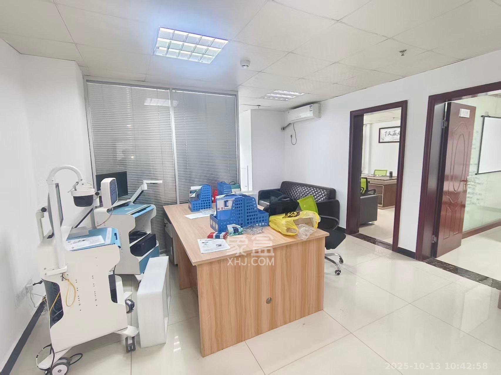 奥克斯广场  1室2厅1卫    4000.0元/月 奥克斯广场  1室2厅1卫    4000.0元/月