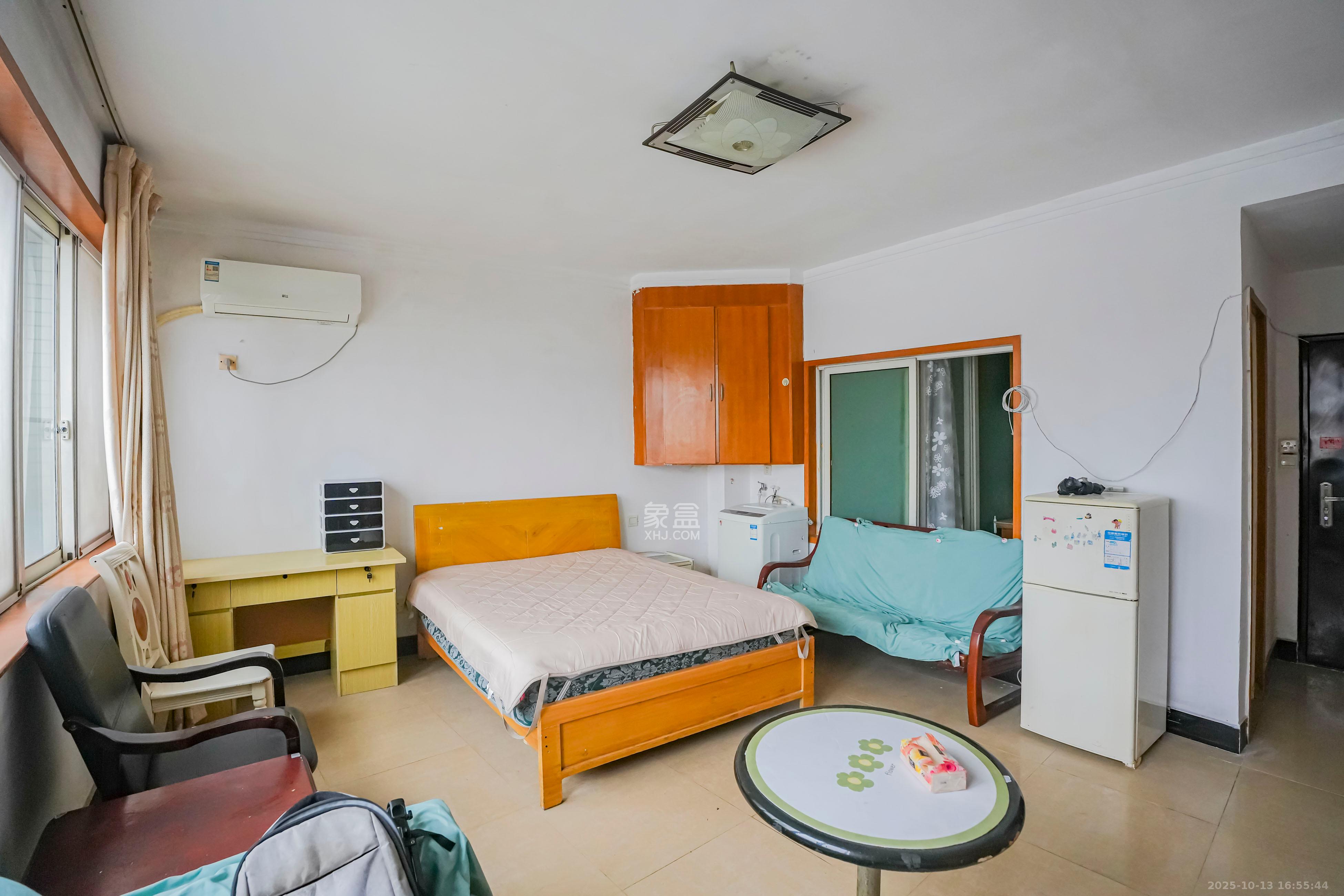 四季美景一、二期  1室1厅1卫    20.0万卧室