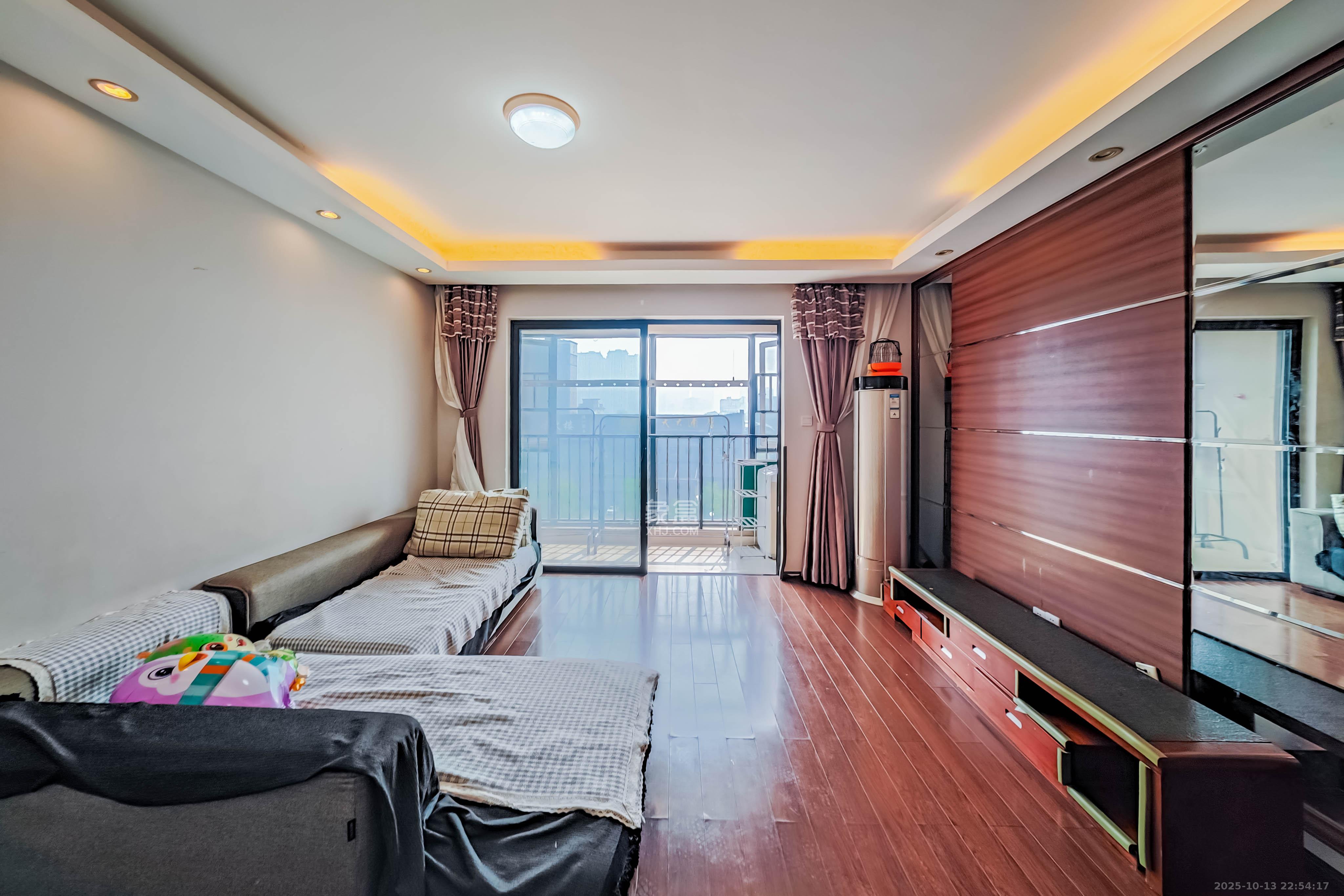 万科金域华府二期  3室2厅1卫    98.0万客厅