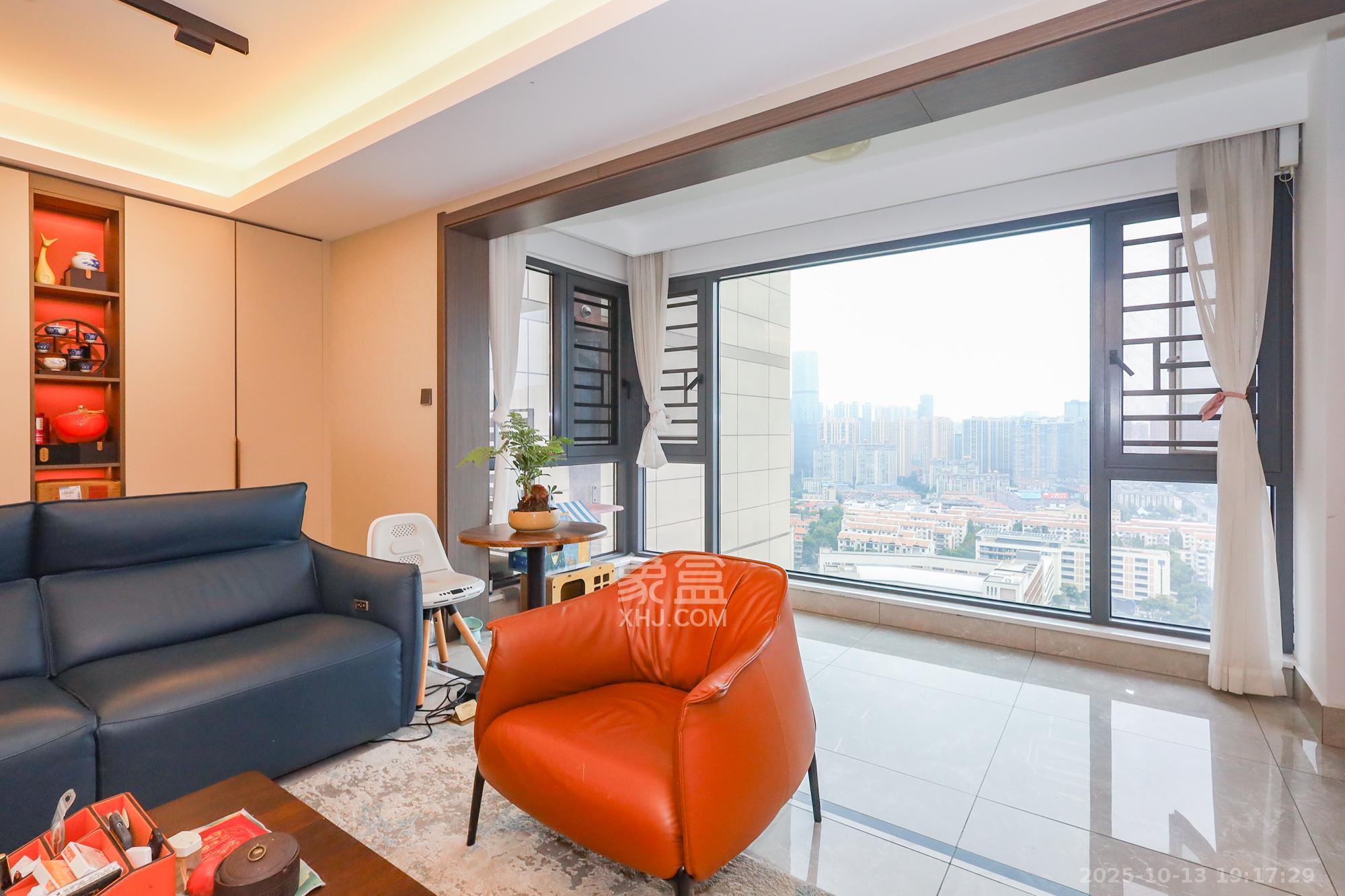 龙湖铂金中心(龙湖春江郦城) 3室2厅2卫 229.0万 龙湖铂金中心(龙湖春江郦城) 3室2厅2卫 229.0万客厅