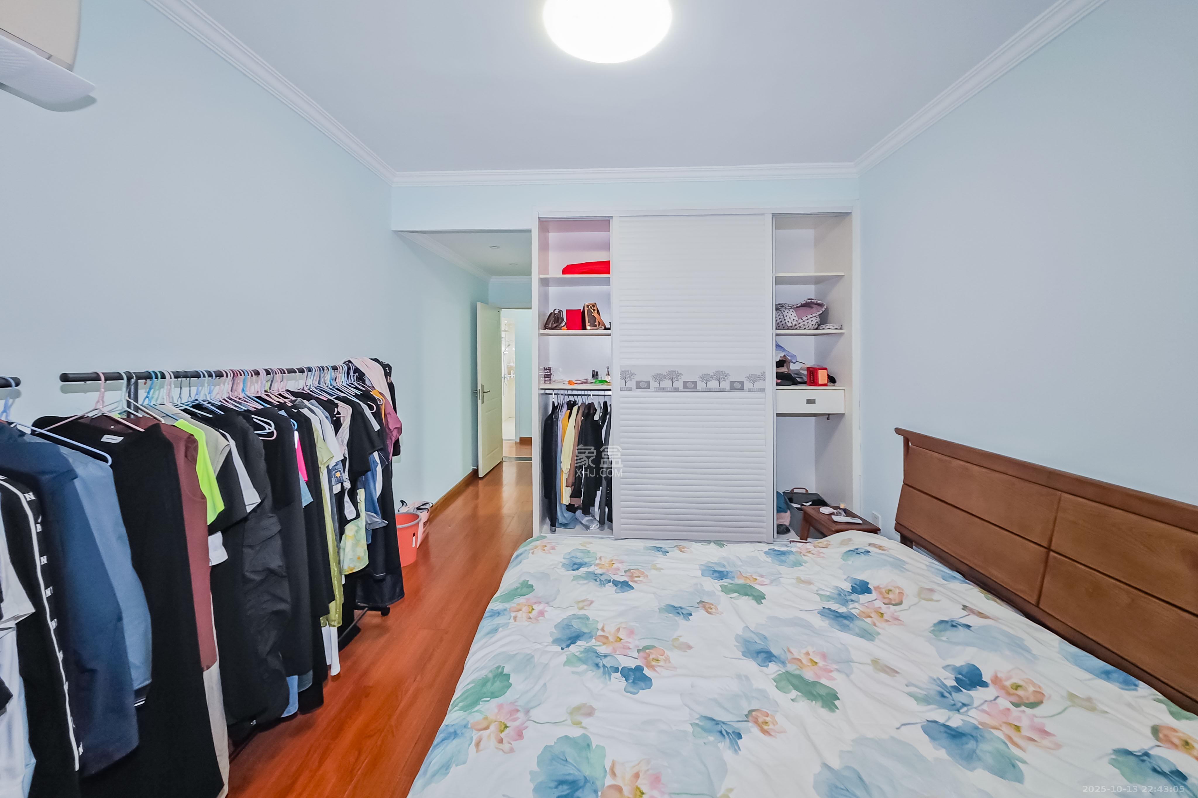 雅致名园  3室2厅2卫    225.0万卧室