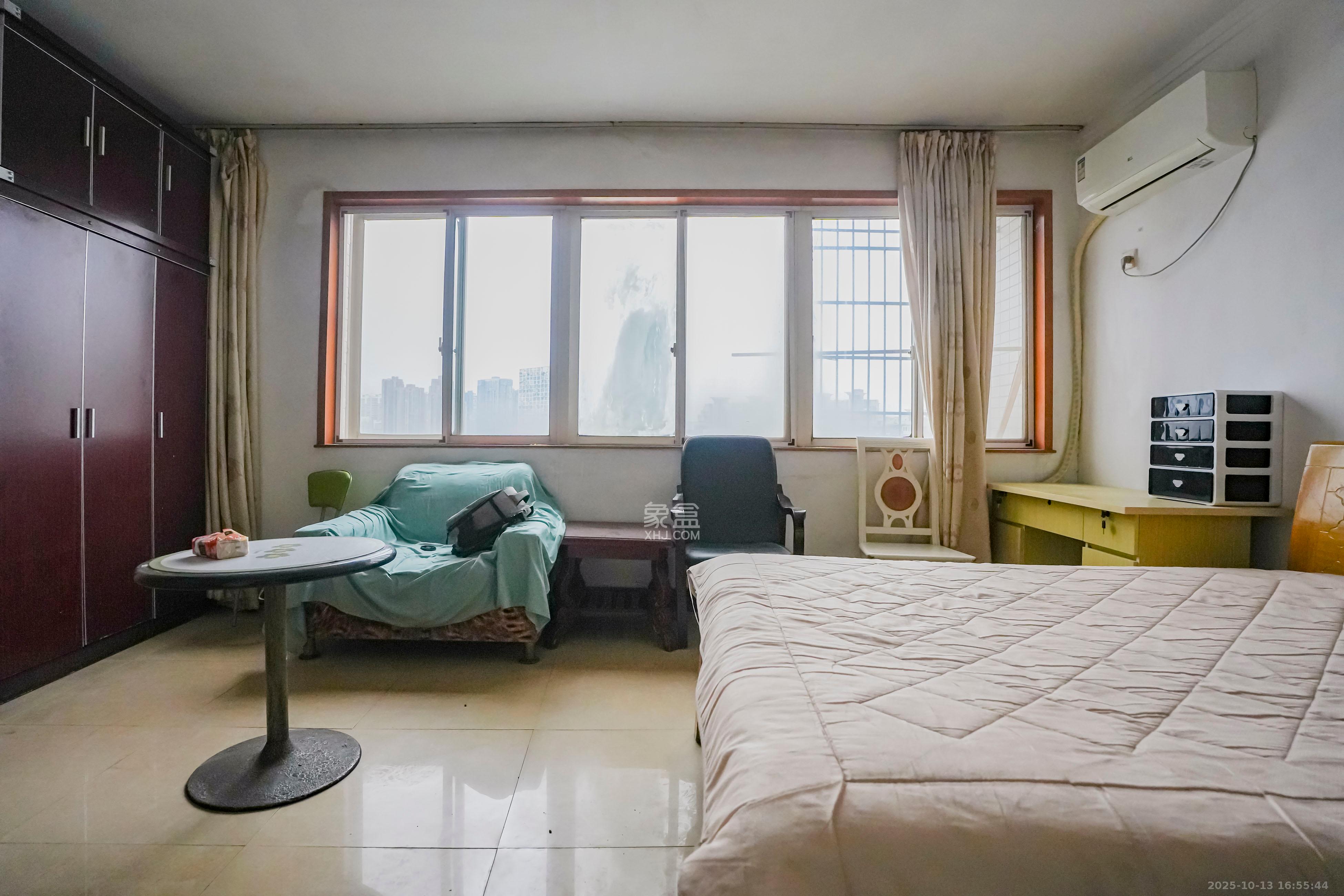 四季美景一、二期  1室1厅1卫    20.0万卧室