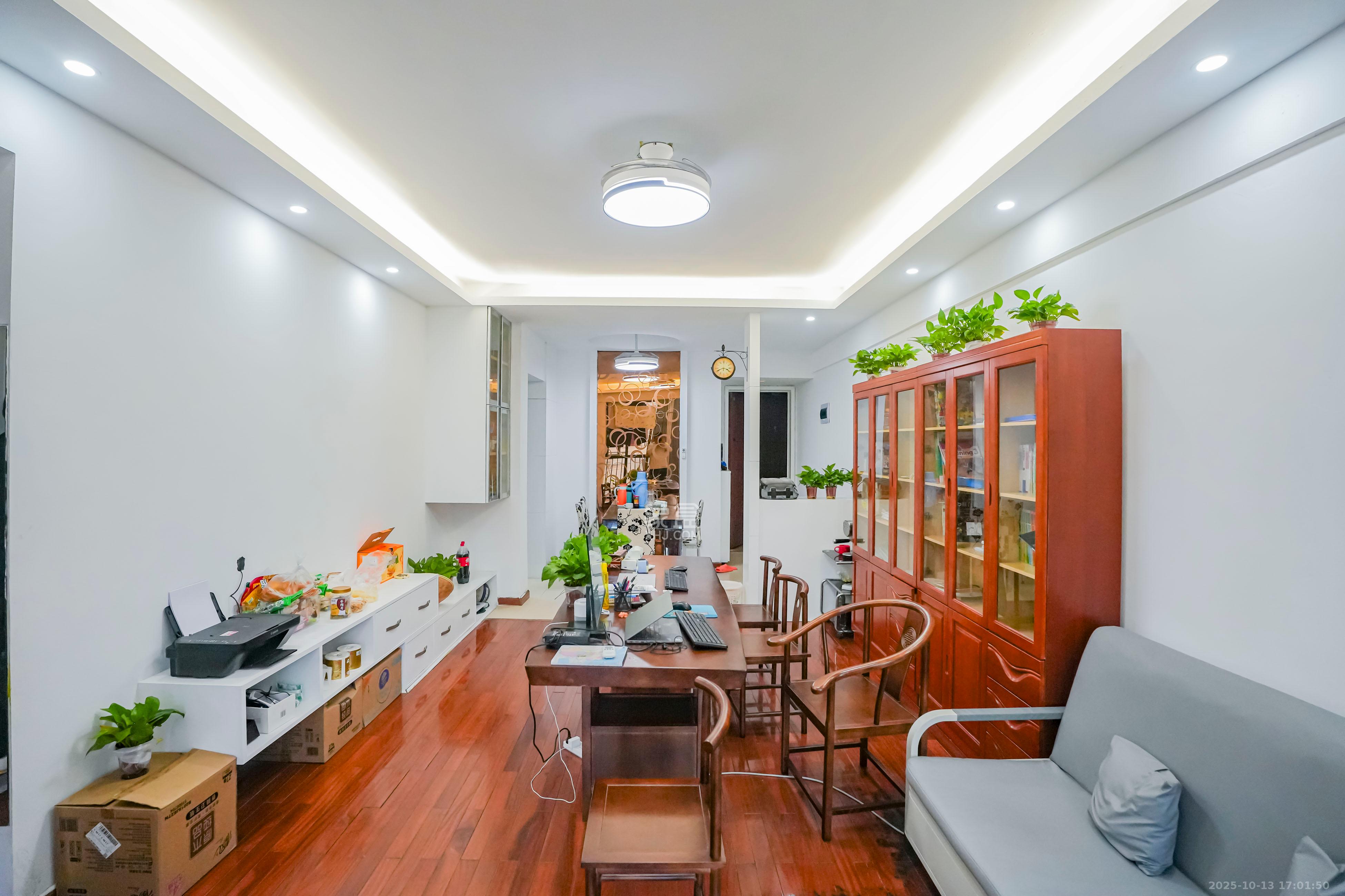 金土地第一湾  2室2厅1卫    72.0万客厅