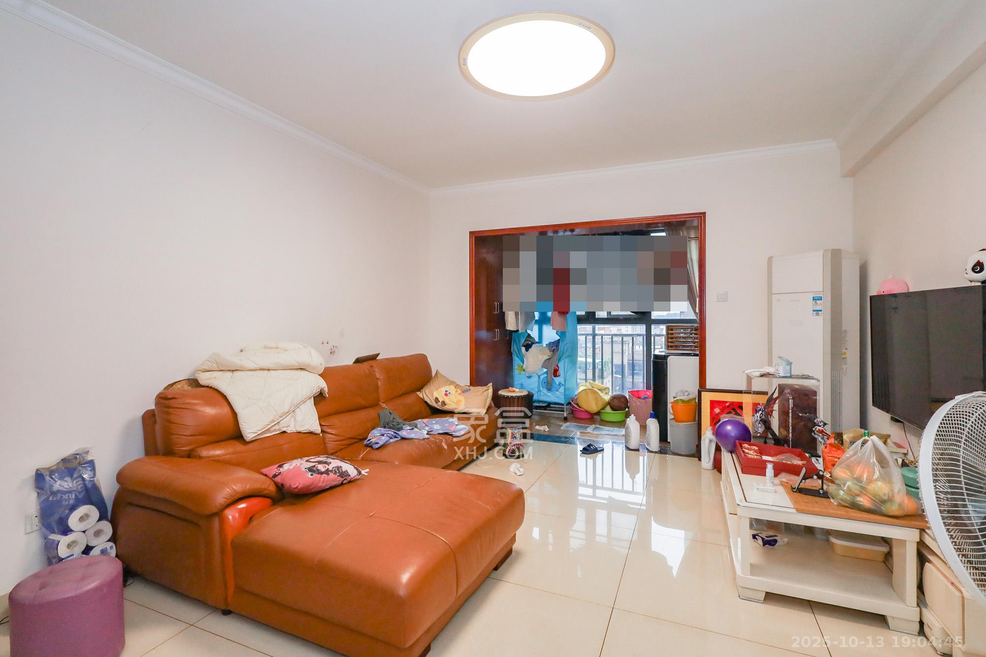 钰龙天下一期  3室2厅2卫    240.0万客厅