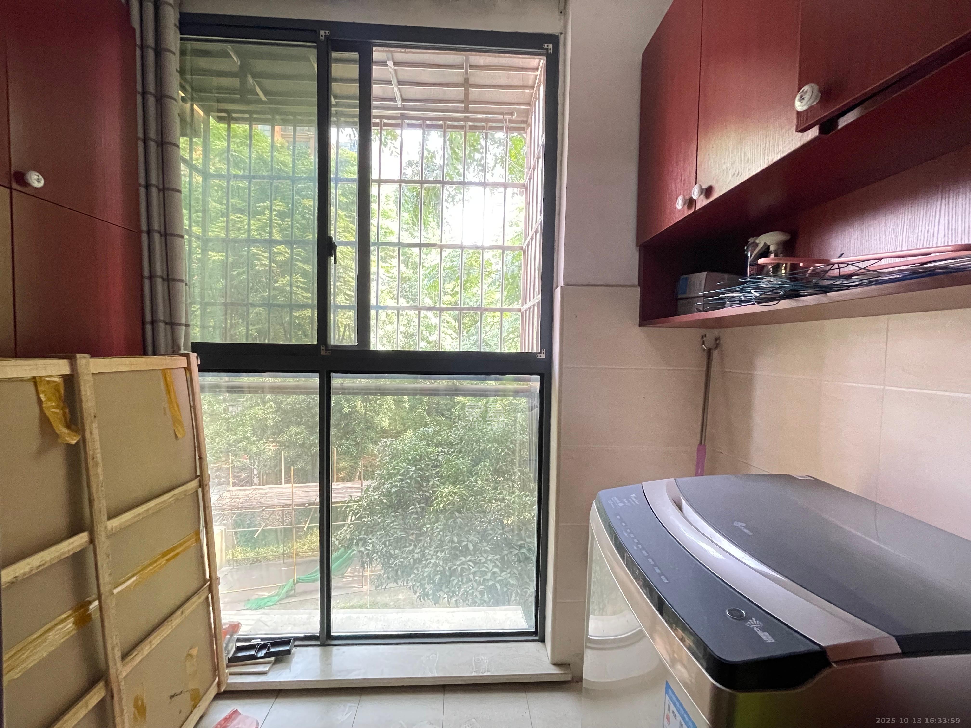 翡翠云天  3室2厅2卫    2000.0元/月室内图