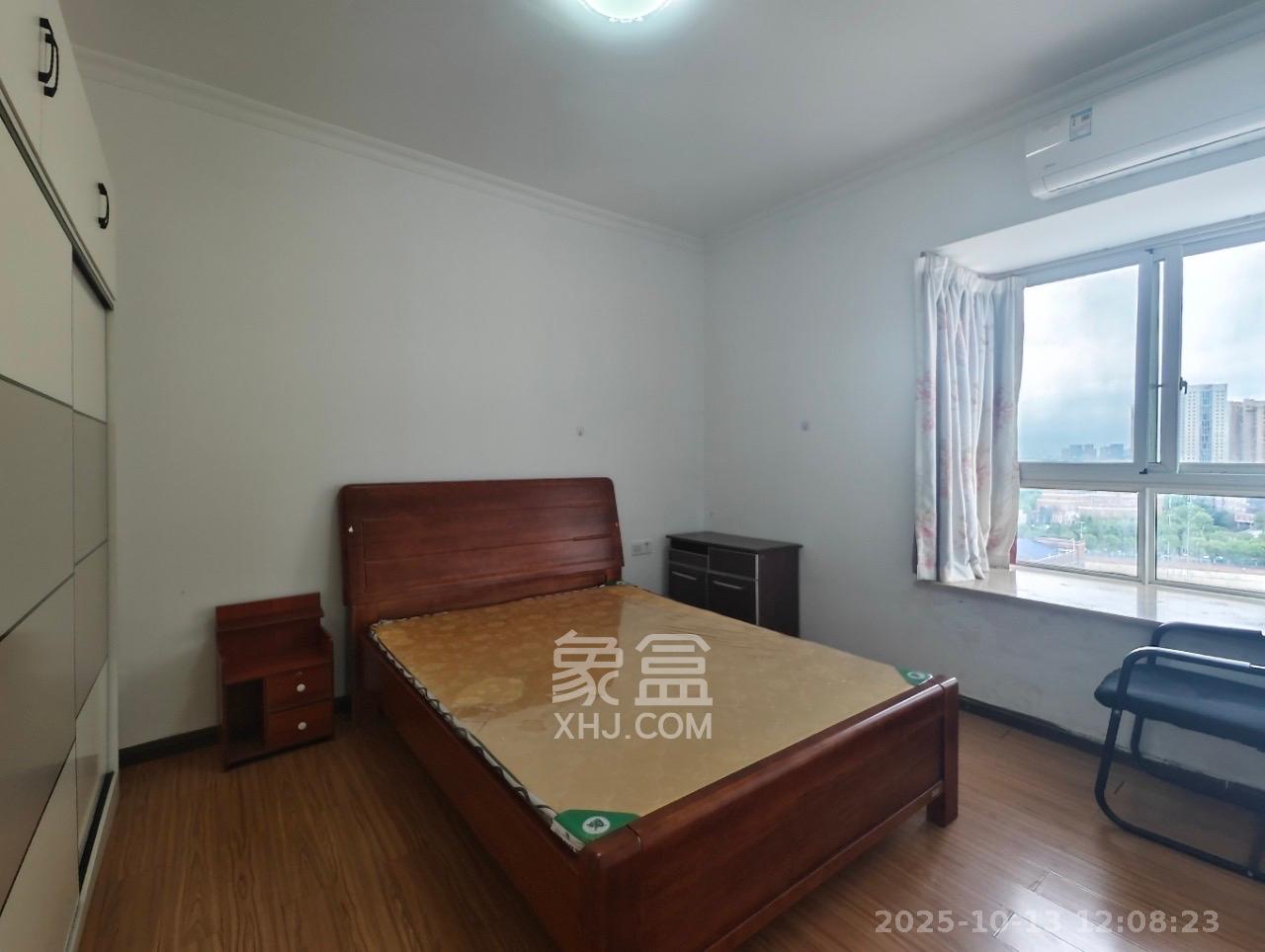 月亮湾草莓街区一、二期  3室2厅1卫    1800.0元/月室内图