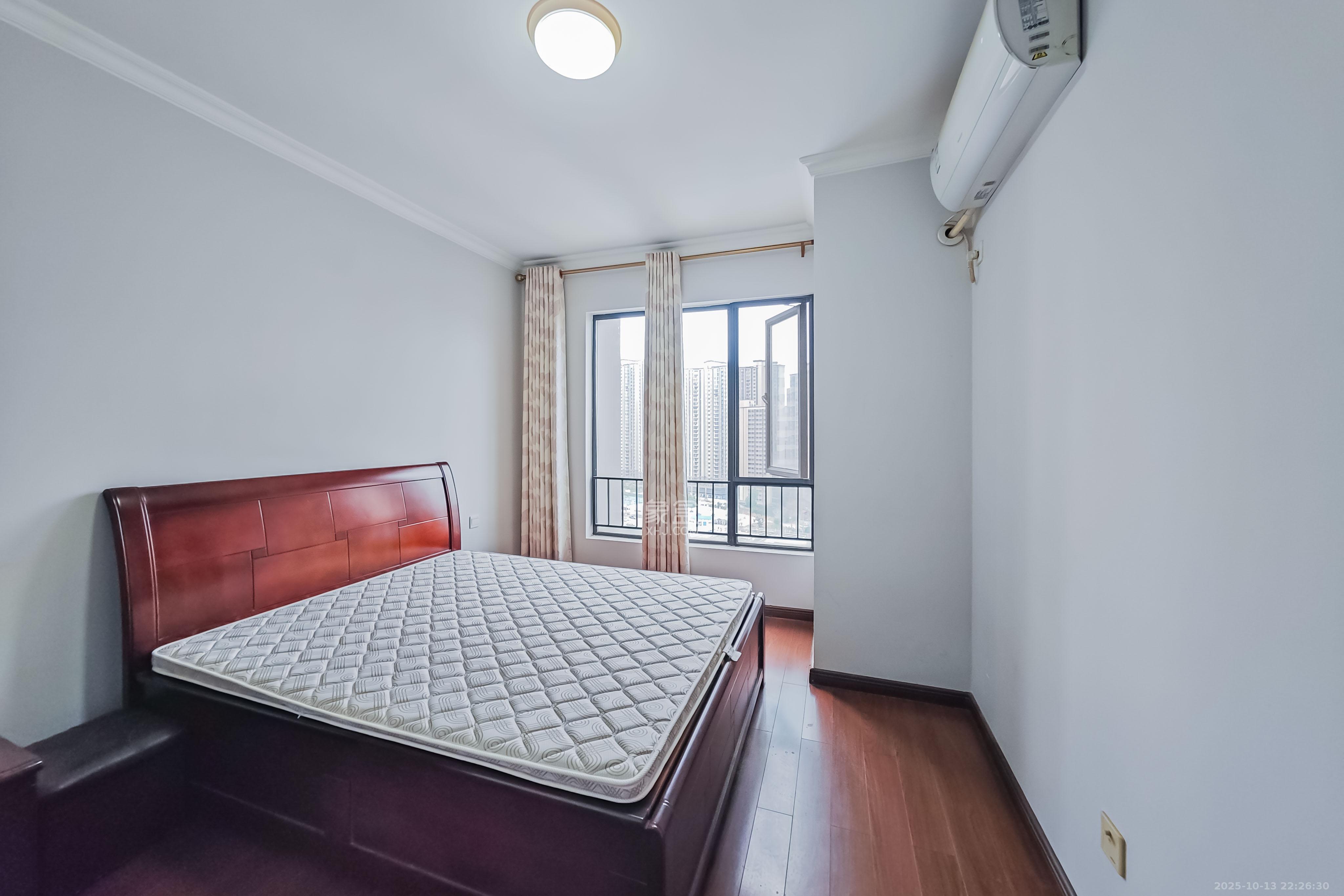 万科金域华府三四期  1室2厅1卫    75.0万卧室