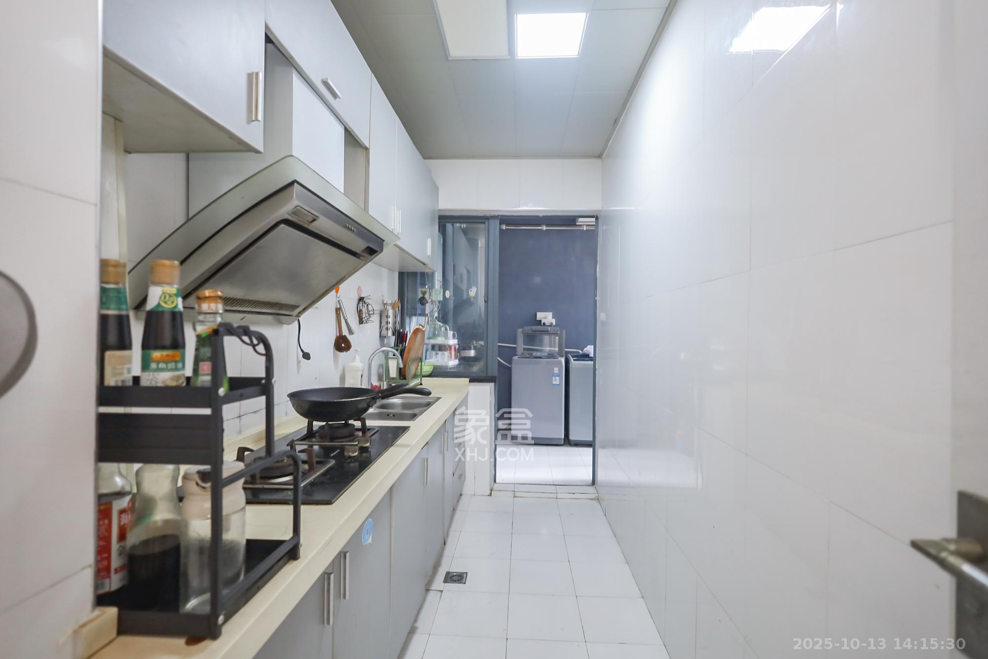 美林银谷  3室2厅2卫    110.0万厨房