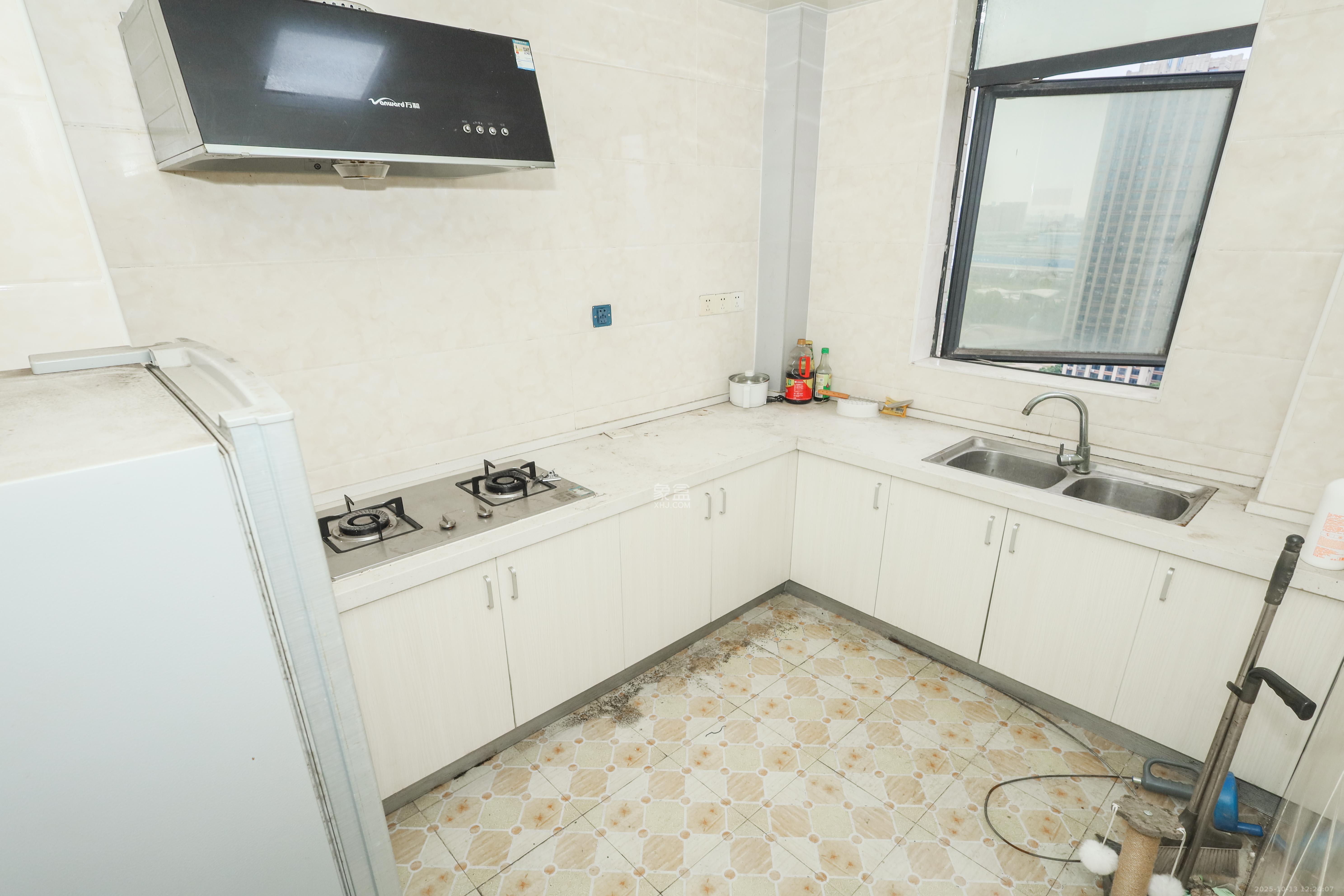 天元涉外景园C区 3室2厅2卫 83.5万 天元涉外景园C区 3室2厅2卫 83.5万厨房