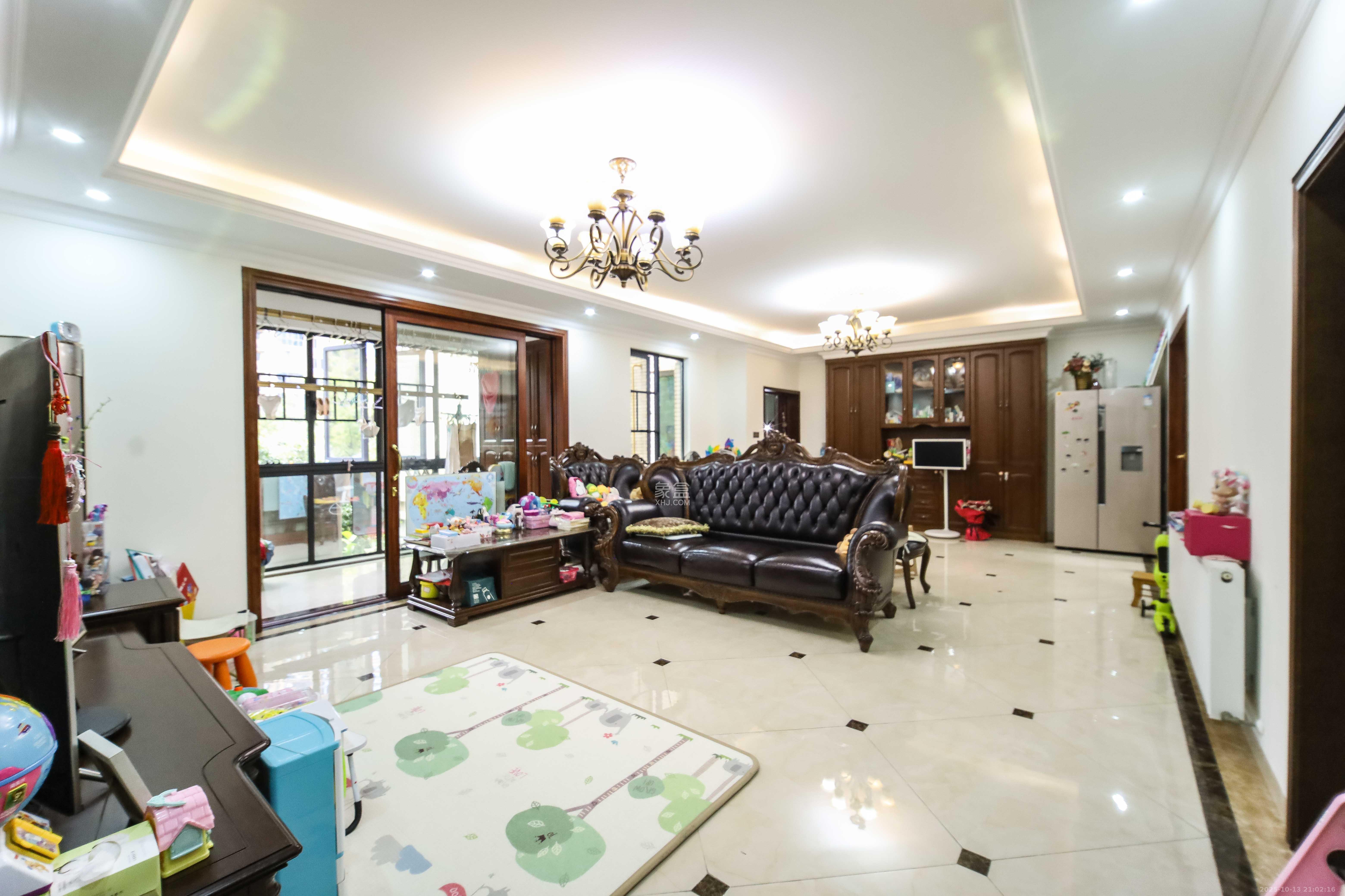 长房白沙湾  3室2厅2卫    135.0万客厅