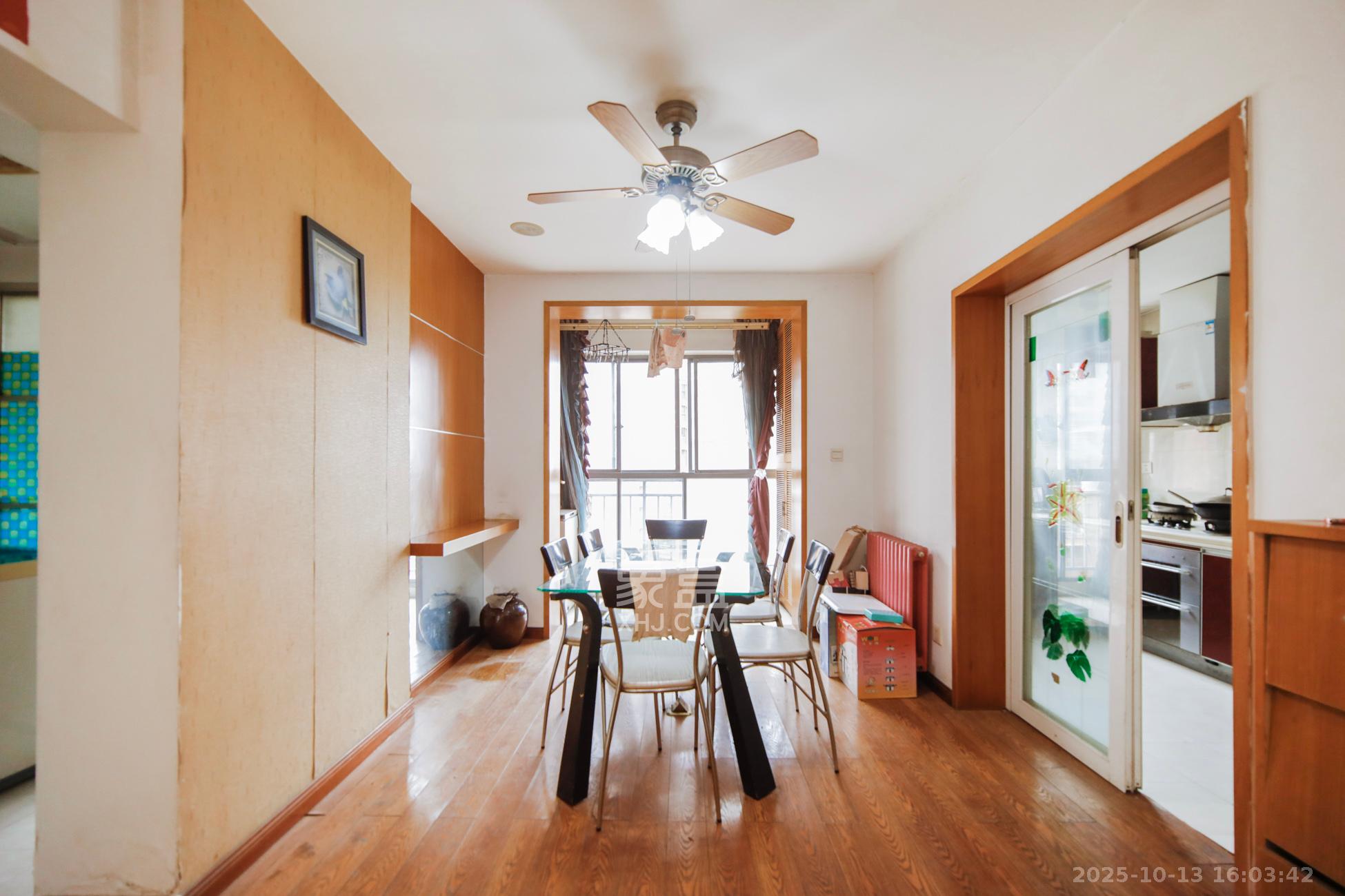 上海城小区  3室1厅2卫    98.0万客厅