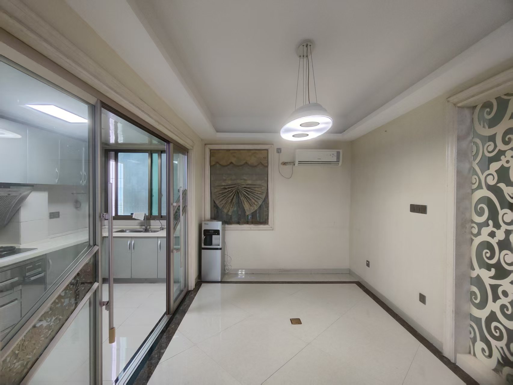 华苑阁  4室2厅2卫    2500.0元/月室内图