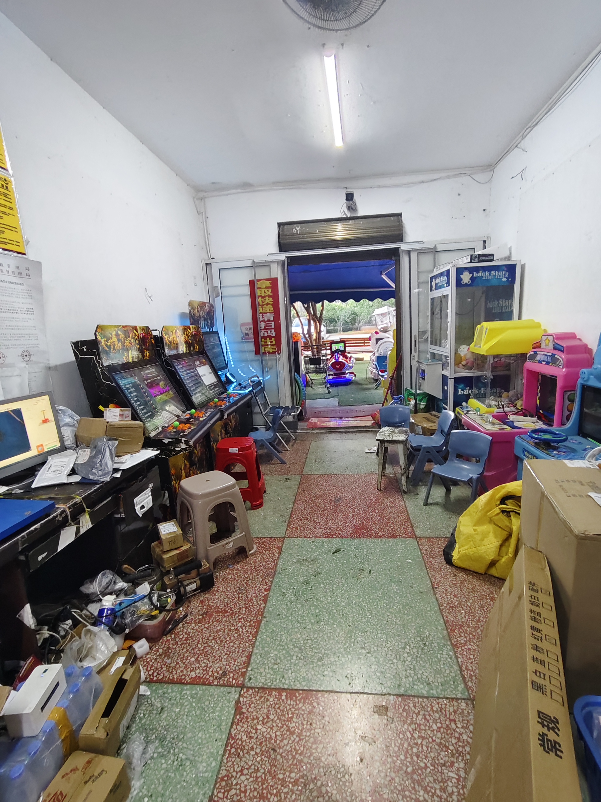 滨江花园  3室2厅2卫    118.0万客厅