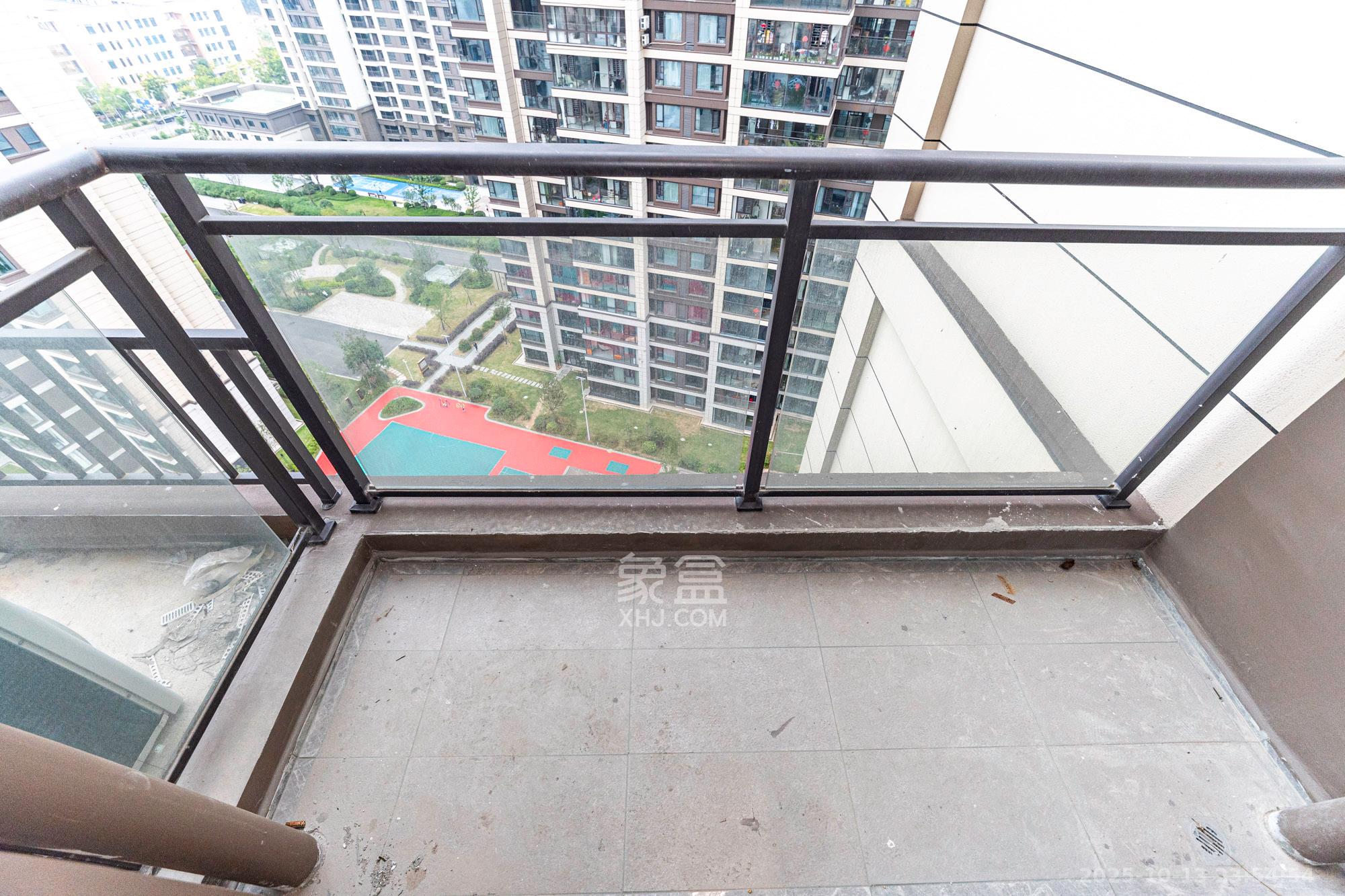 荣盛锦绣学府  3室2厅2卫    95.8万阳台