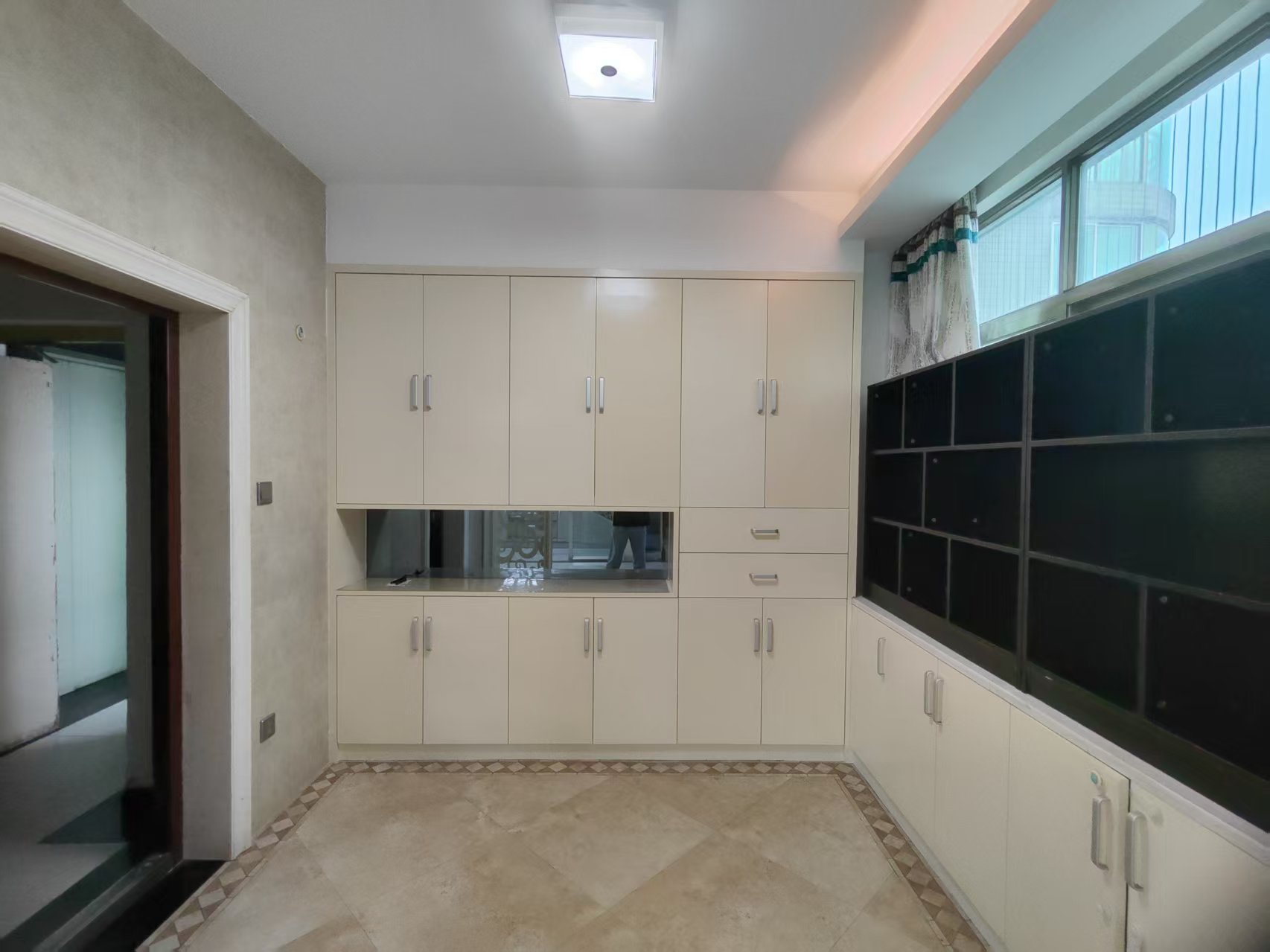 华苑阁  4室2厅2卫    2500.0元/月室内图